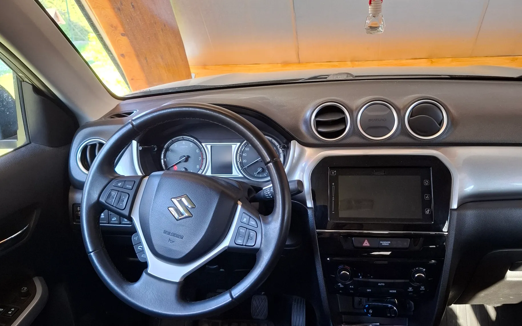 Notranja slika - Suzuki Vitara - AllGrip 1,6 Premium - 5