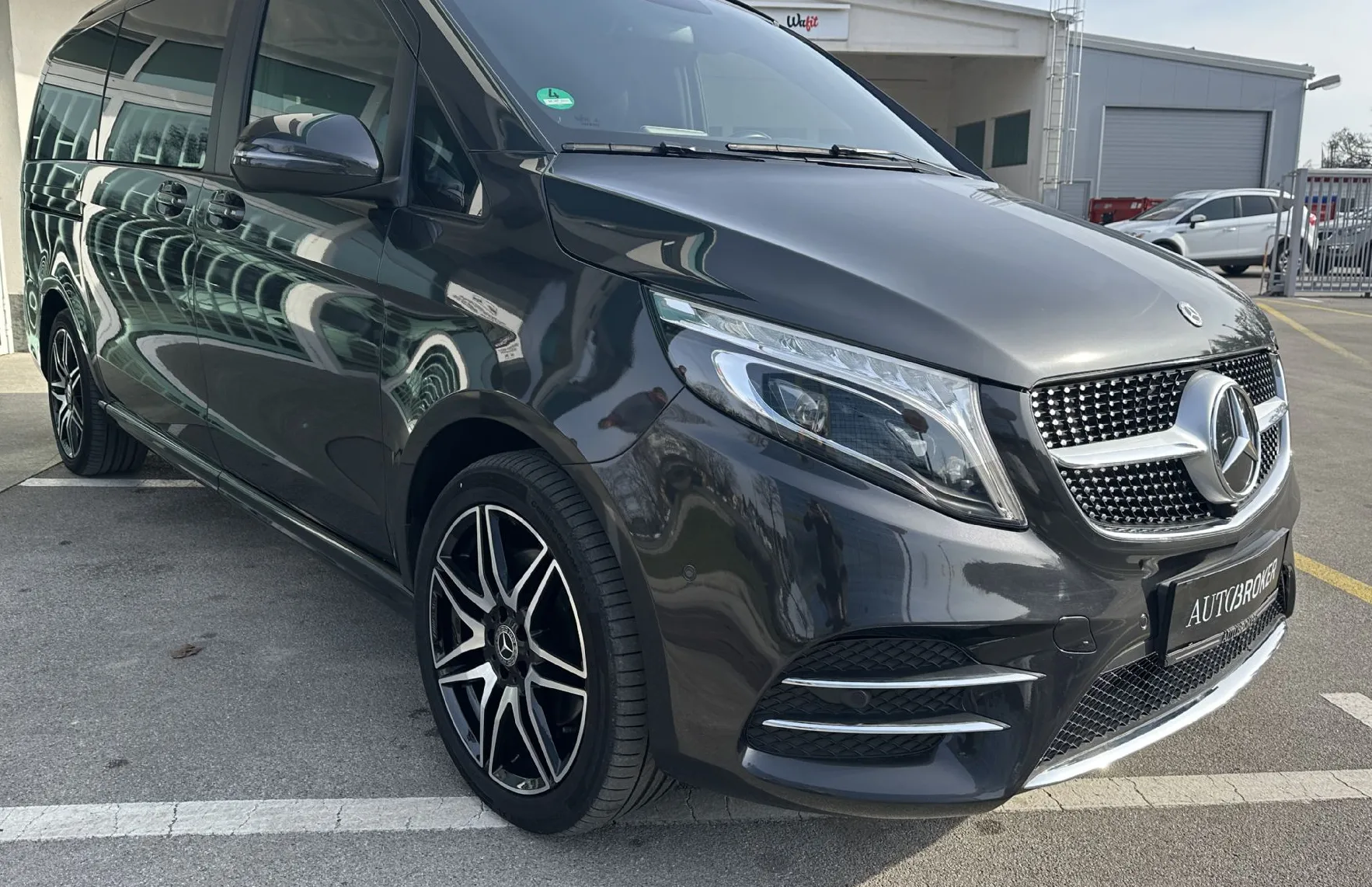 Zunanja slika - Mercedes-Benz V-Razred - V 300 d 4MATIC AMG-LINE - 3
