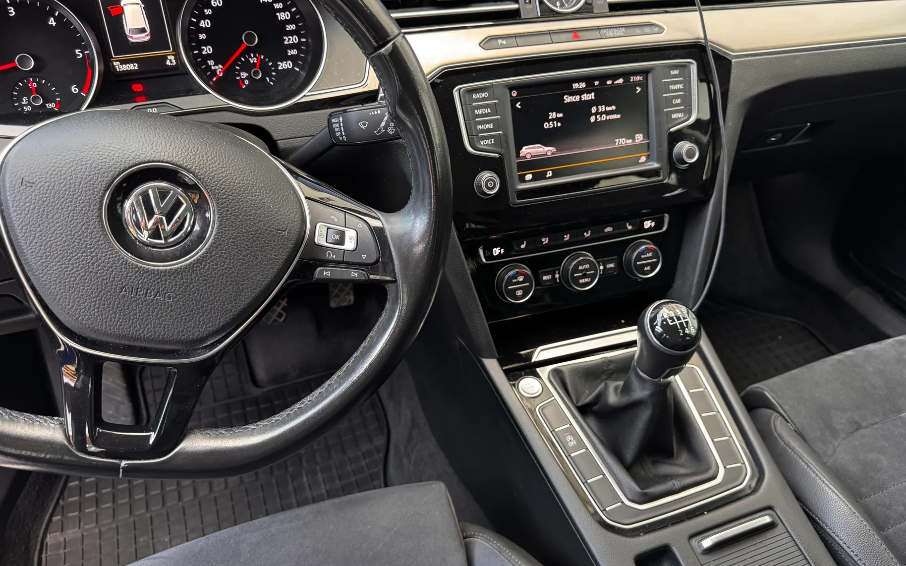Notranja slika - Volkswagen Passat - |  Variant 2.0 | TDI Highline | ACC | 138.000 km | 2. last - 6