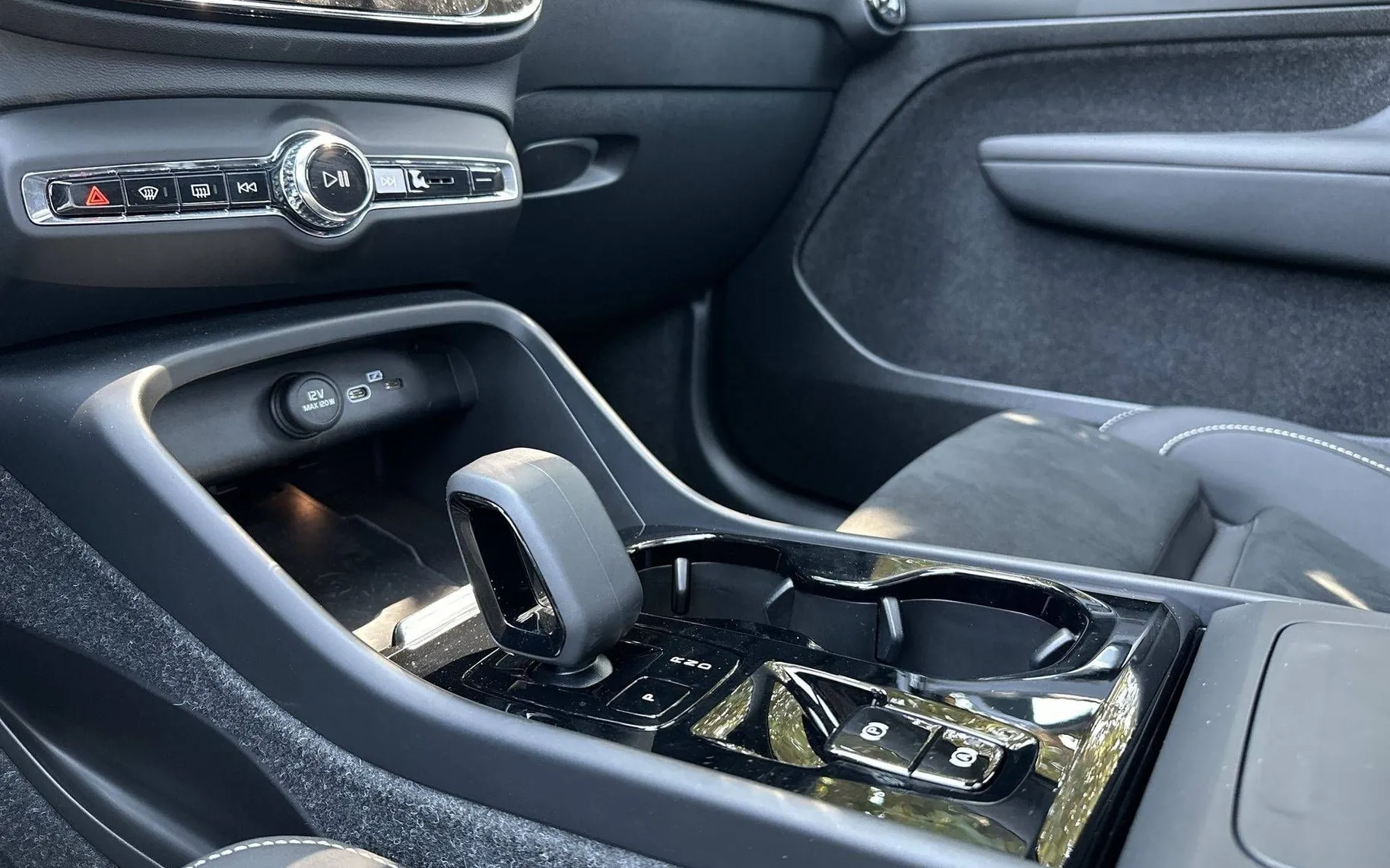 Notranja slika - Volvo XC40 - B4P Ultra Black Edition Avt. - 20