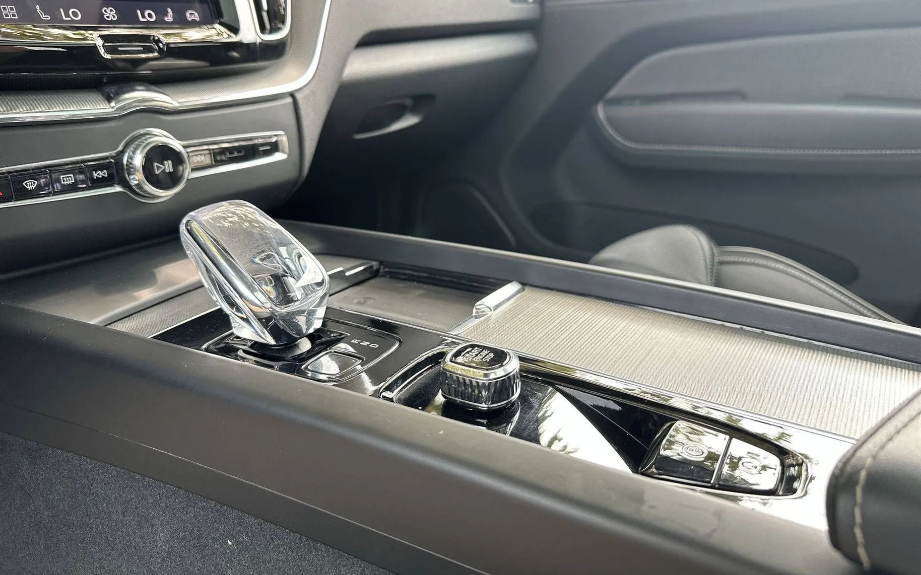 Notranja slika - Volvo XC60 - B4D AWD Plus Dark Avt. - 20