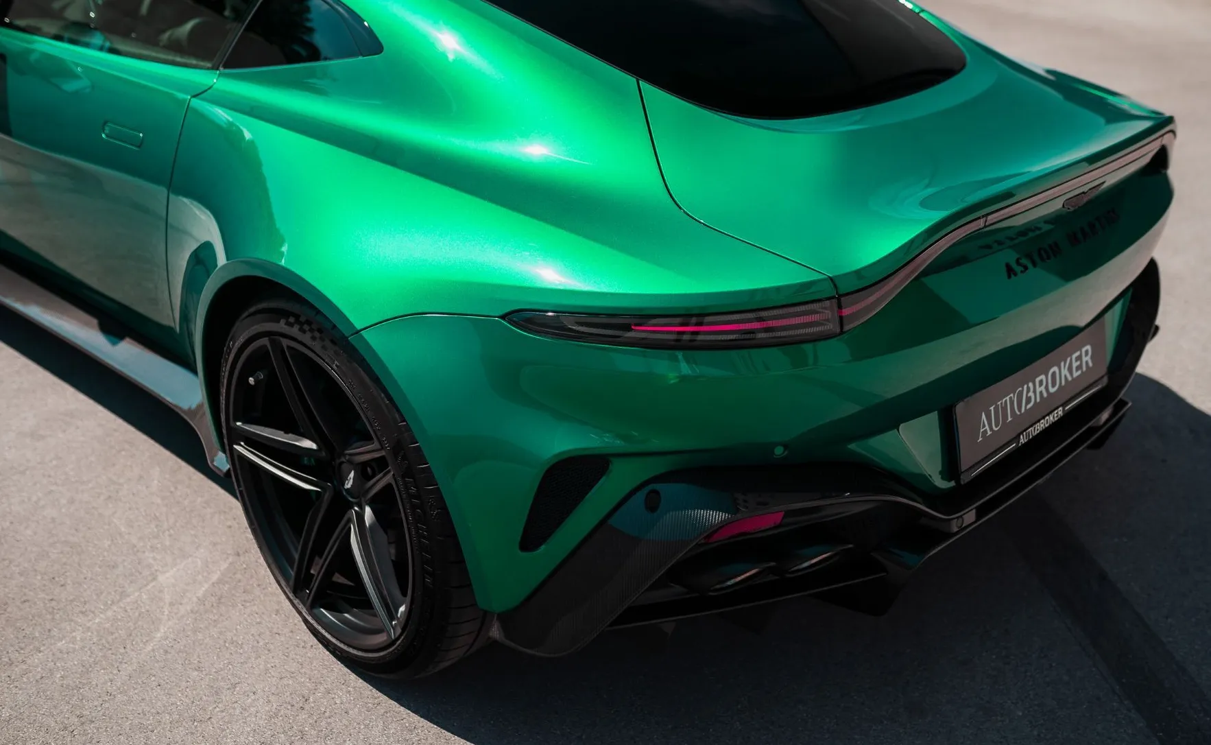 Zunanja slika - Aston Martin Vantage - PERFORMANCE PODIUM GREEN KARBON BOWERS WILKINS - 9