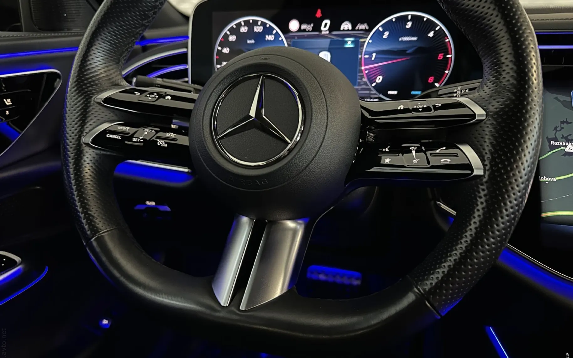 Notranja slika - Mercedes-Benz E-Razred - 220d|4Matic|AMG|4WS|SuperScreen|Zračno|360K|Hlaj| - 9