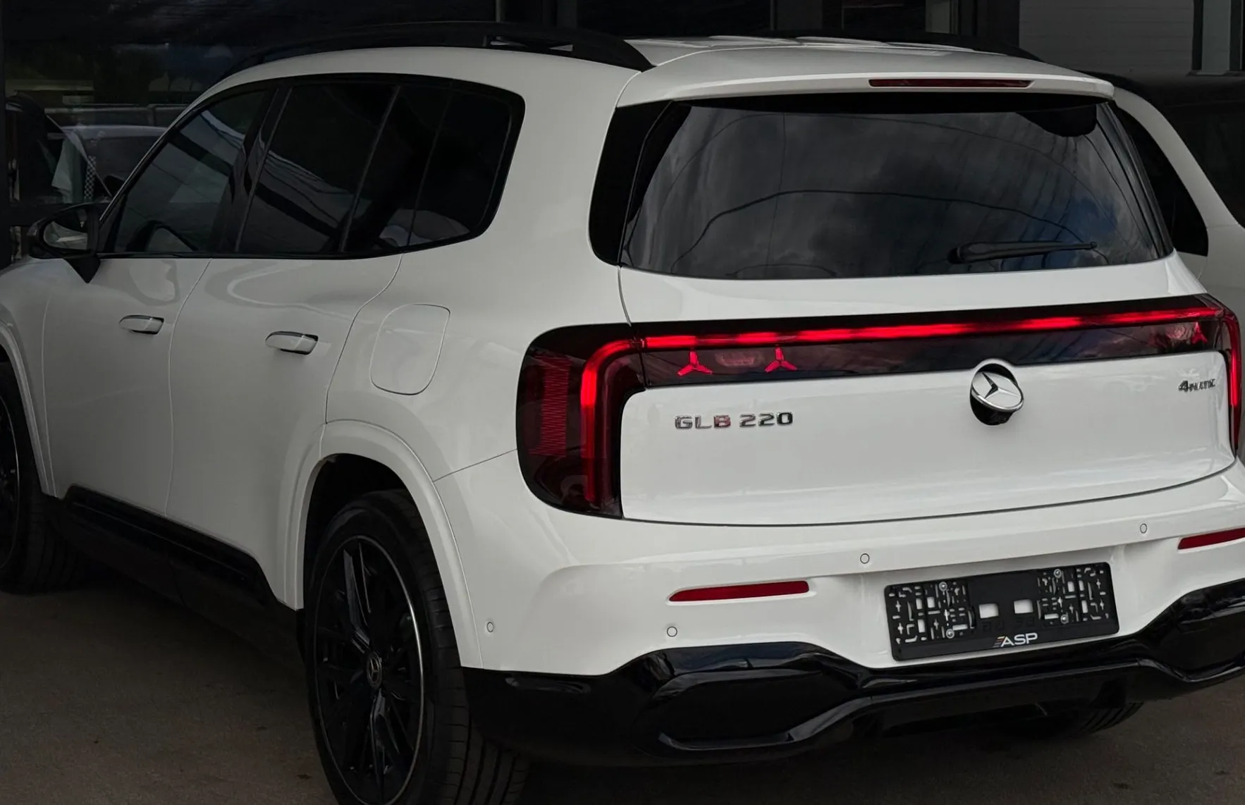 Zunanja slika - Mercedes-Benz GLB-Razred - 220 4MATIC AMG LINE - 4