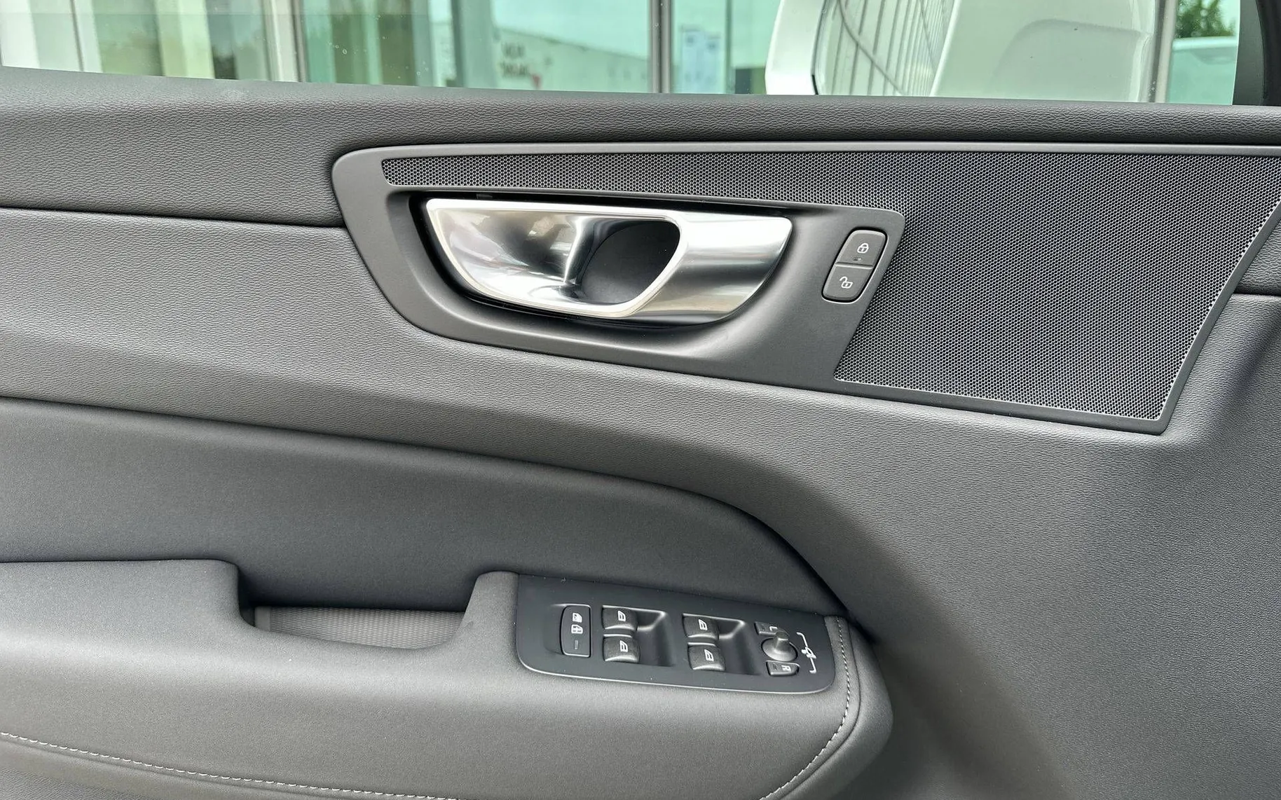 Notranja slika - Volvo XC60 - B5  P  Core AT AWD 3 leta garancije + 3 servisi... - 13