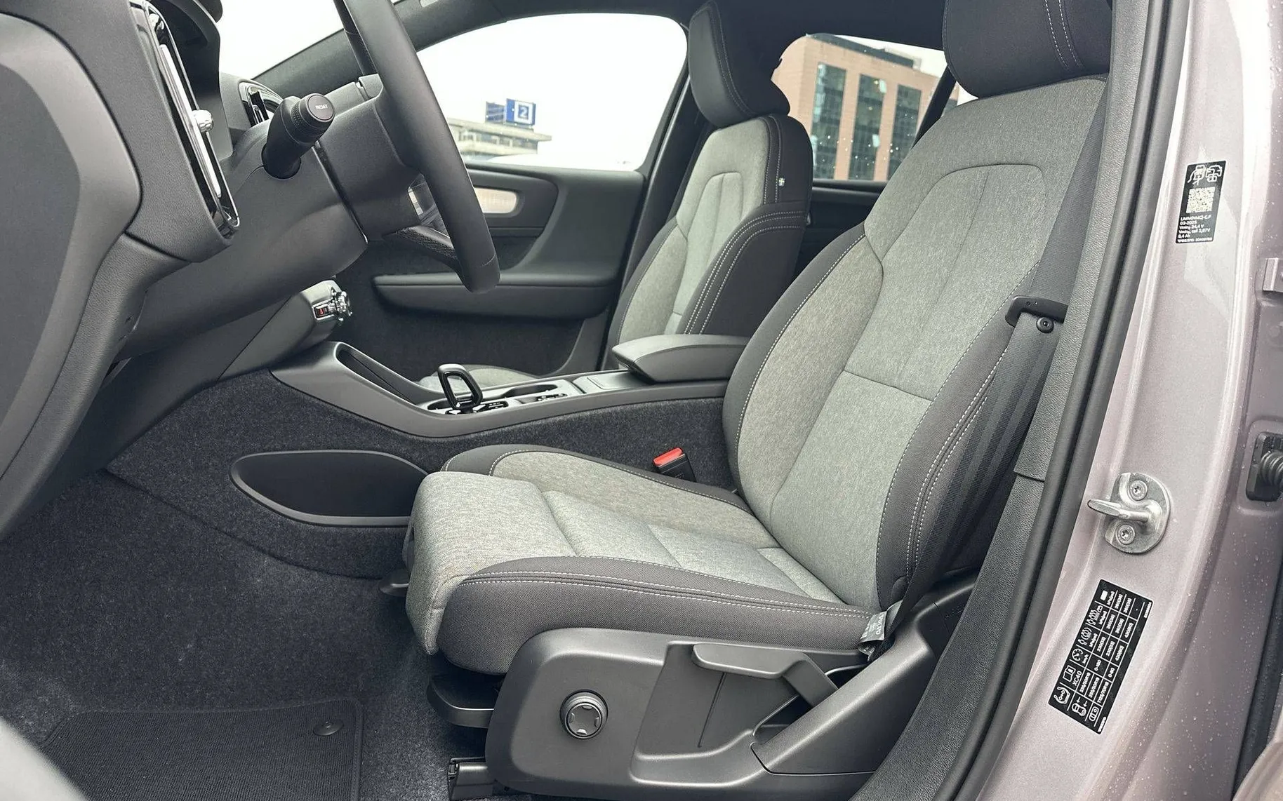 Notranja slika - Volvo XC40 - B3 P Core AT DCT 3 leta garancije + 3 servisi - 10