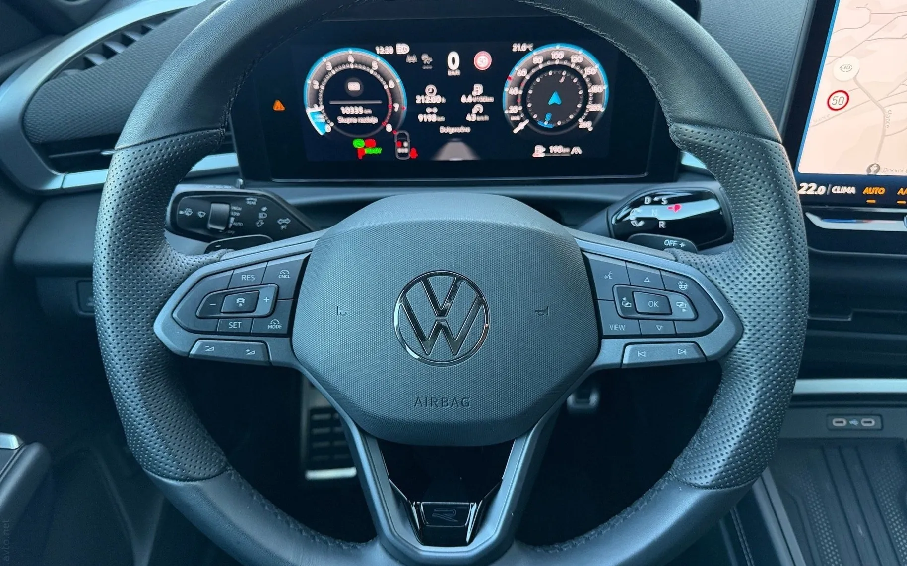 Notranja slika - Volkswagen T-Roc - 1.5 eTSI R-Line DSG-SLO-IQ Light-Vlečna kljuka.... - 8