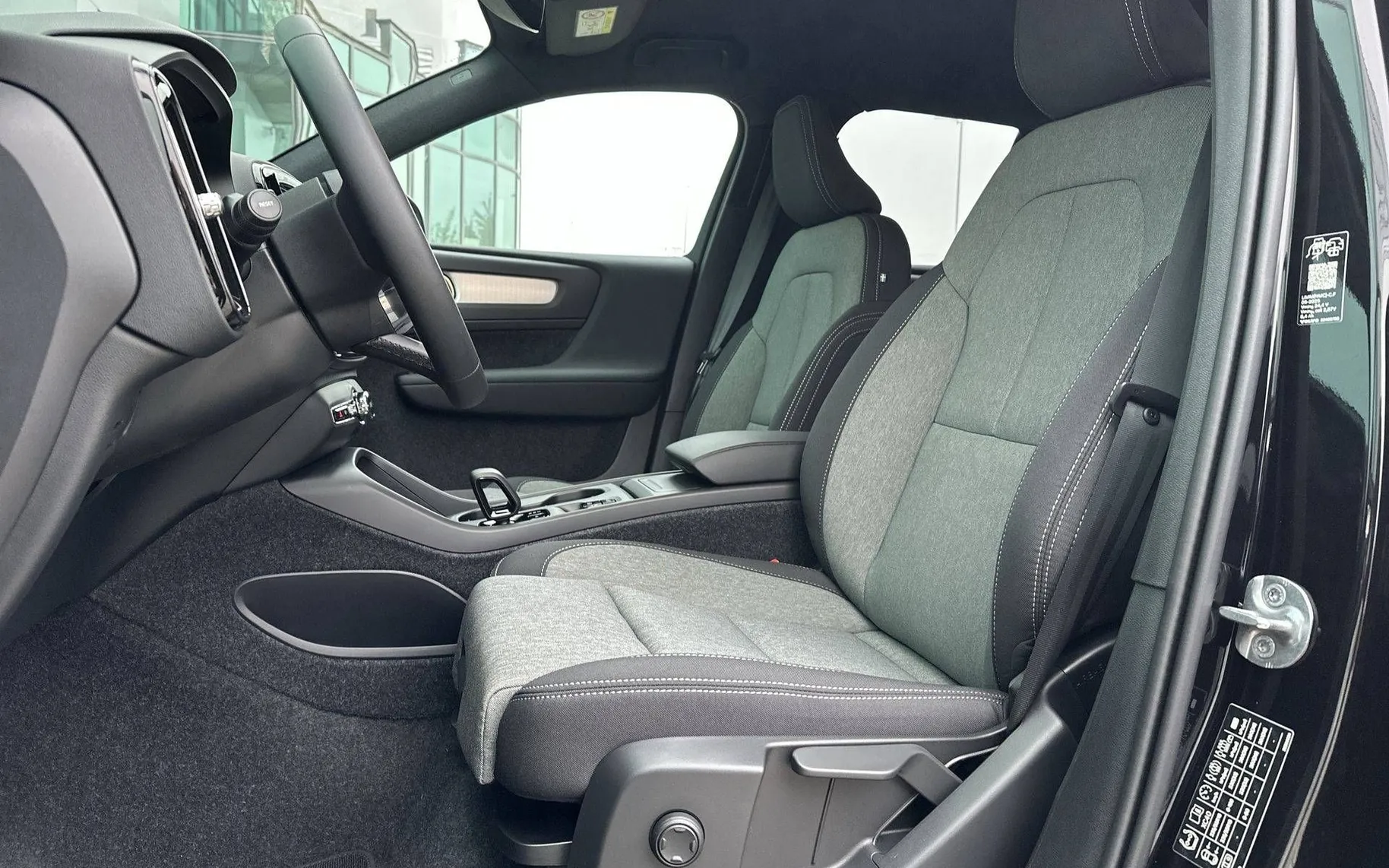 Notranja slika - Volvo XC40 - B3 P Core AT DCT 3 leta garancije + 3 servisi - 10
