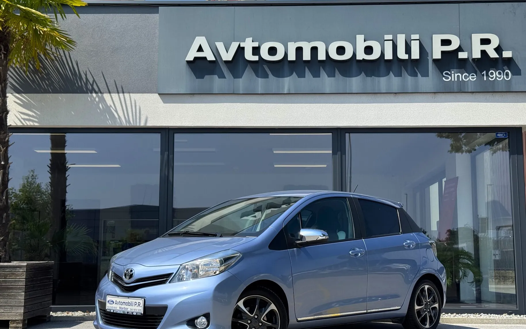 Zunanja slika - Toyota Yaris - 1.33 VVT-i Luna SLO 6 PRESTAV 2 KOMPLETA PLATIŠČ - 1