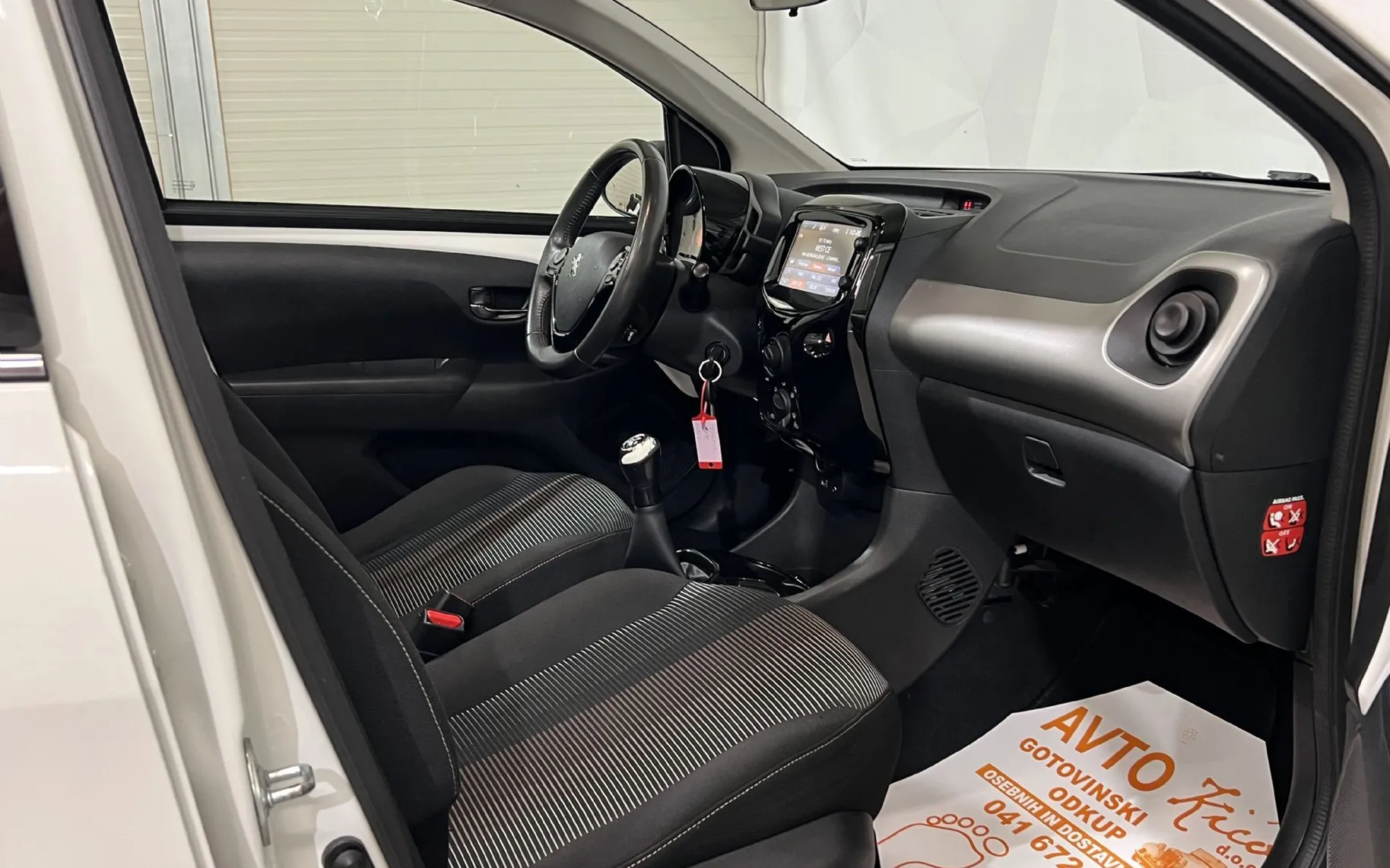 Notranja slika - Peugeot 108 - 1.2-CABRIO-TEMPOMAT-LED-KAMERA-ALU-ODLIČEN... - 11
