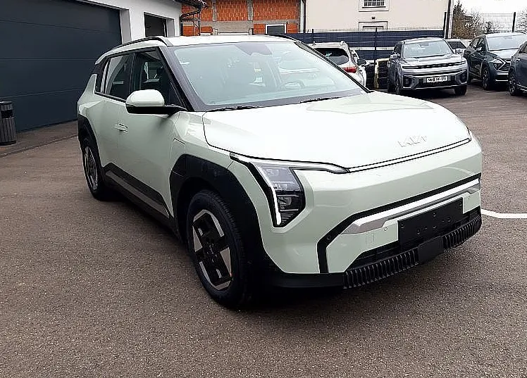 Zunanja slika - KIA EV3 - 58.3 kWh baterija. 150 kW  204 KM  Star - 2