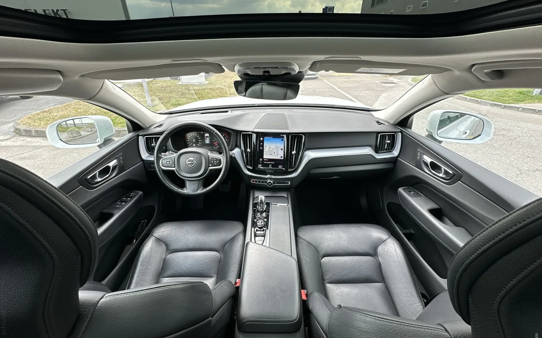 Notranja slika - Volvo XC60 - T8 Recharge Twin Engine AUT  Zračno Kljuka Pano... - 13