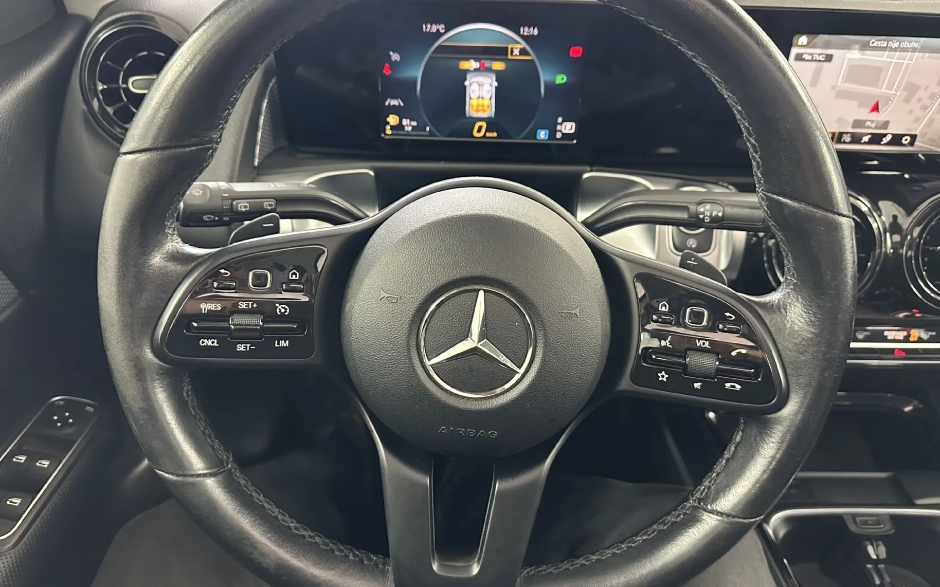 Notranja slika - Mercedes-Benz GLB-Razred - GLB 200 d 4MATIC Avt.NEMŠKI.KAMERA.PANORAMA.NAVI - 11