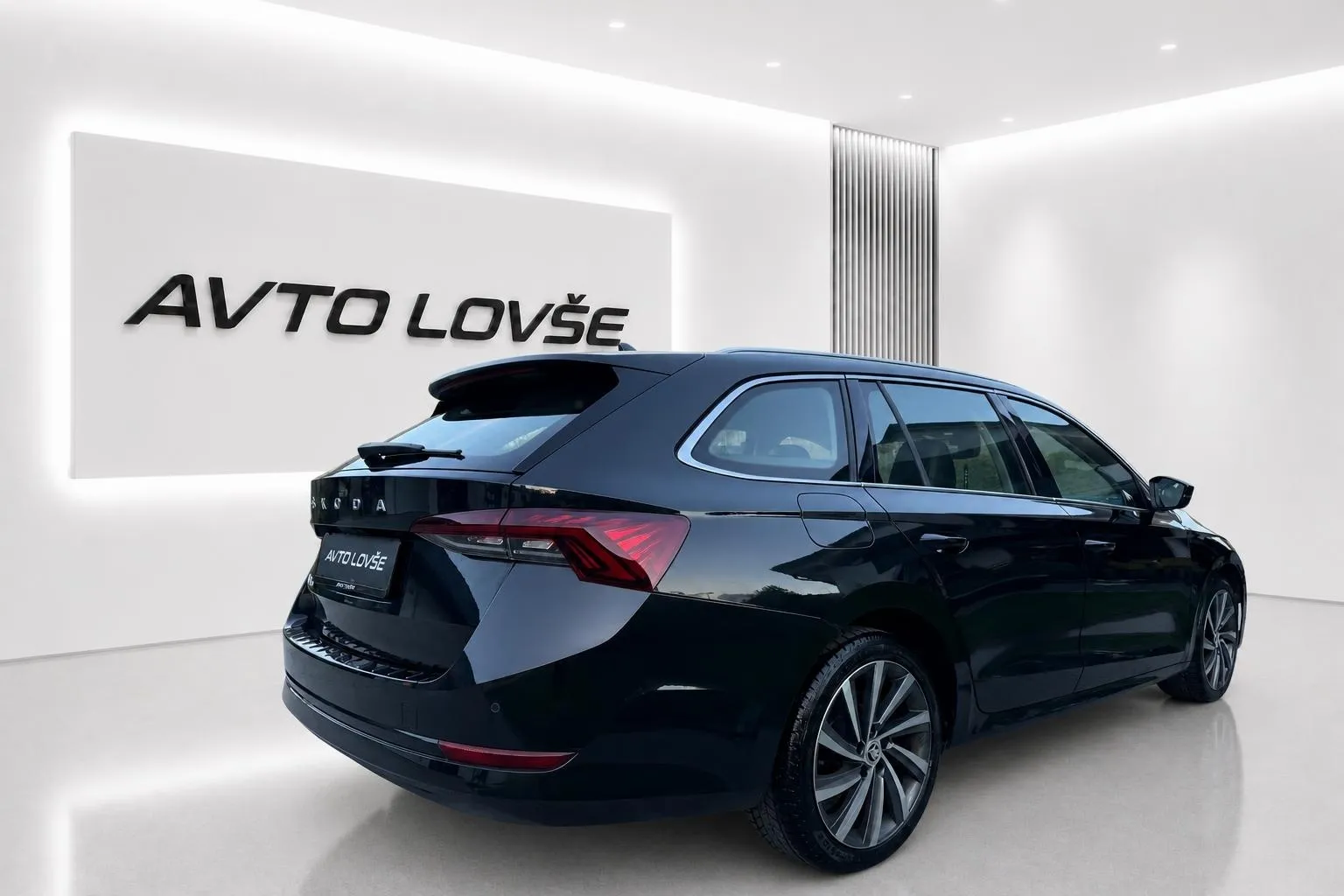 Zunanja slika - Škoda Octavia - Combi 2.0 TDI Sport LineDSG-1 LASTNICA-VIRTUAL-LED - 6