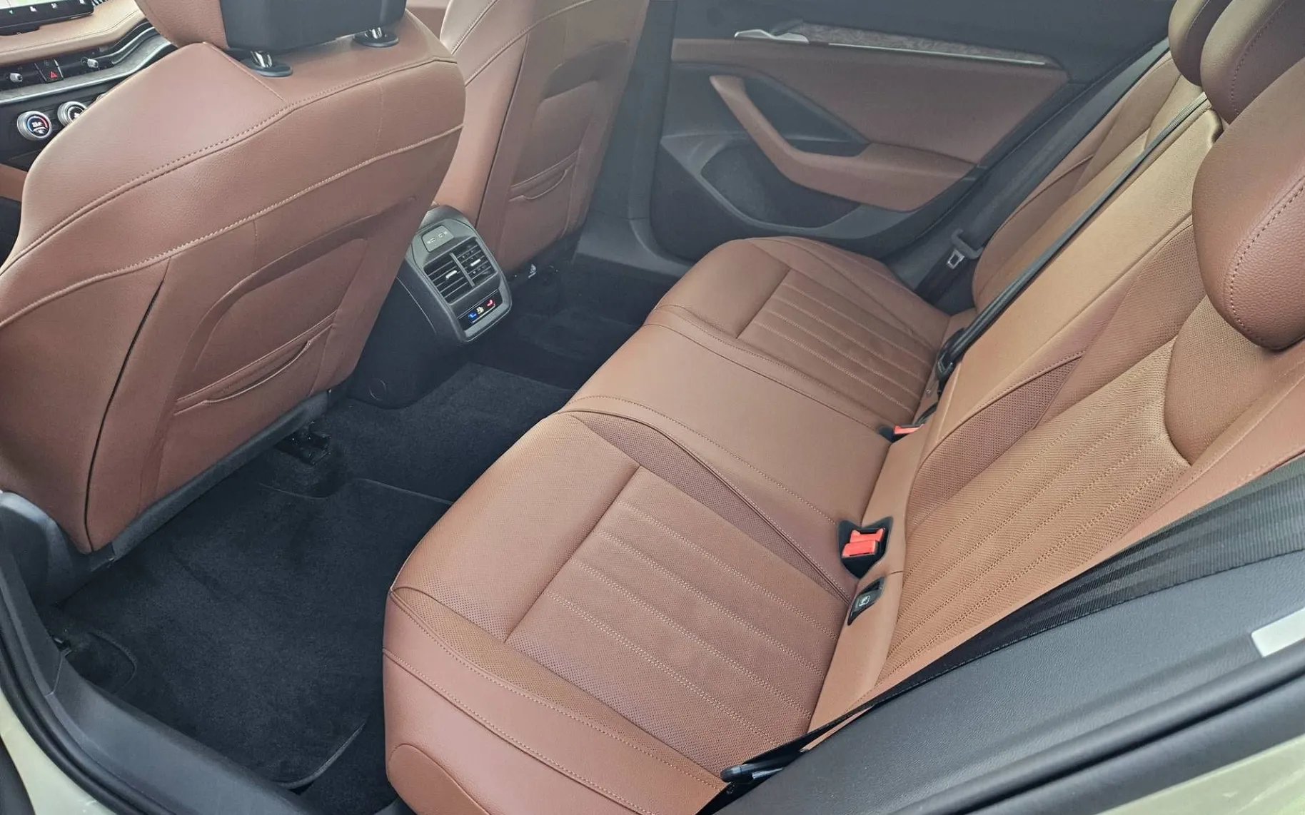 Notranja slika - Škoda Superb - Combi 4x4 2.0 TDI L K DSG CANTON HLAJENJE SED. 3.. - 11