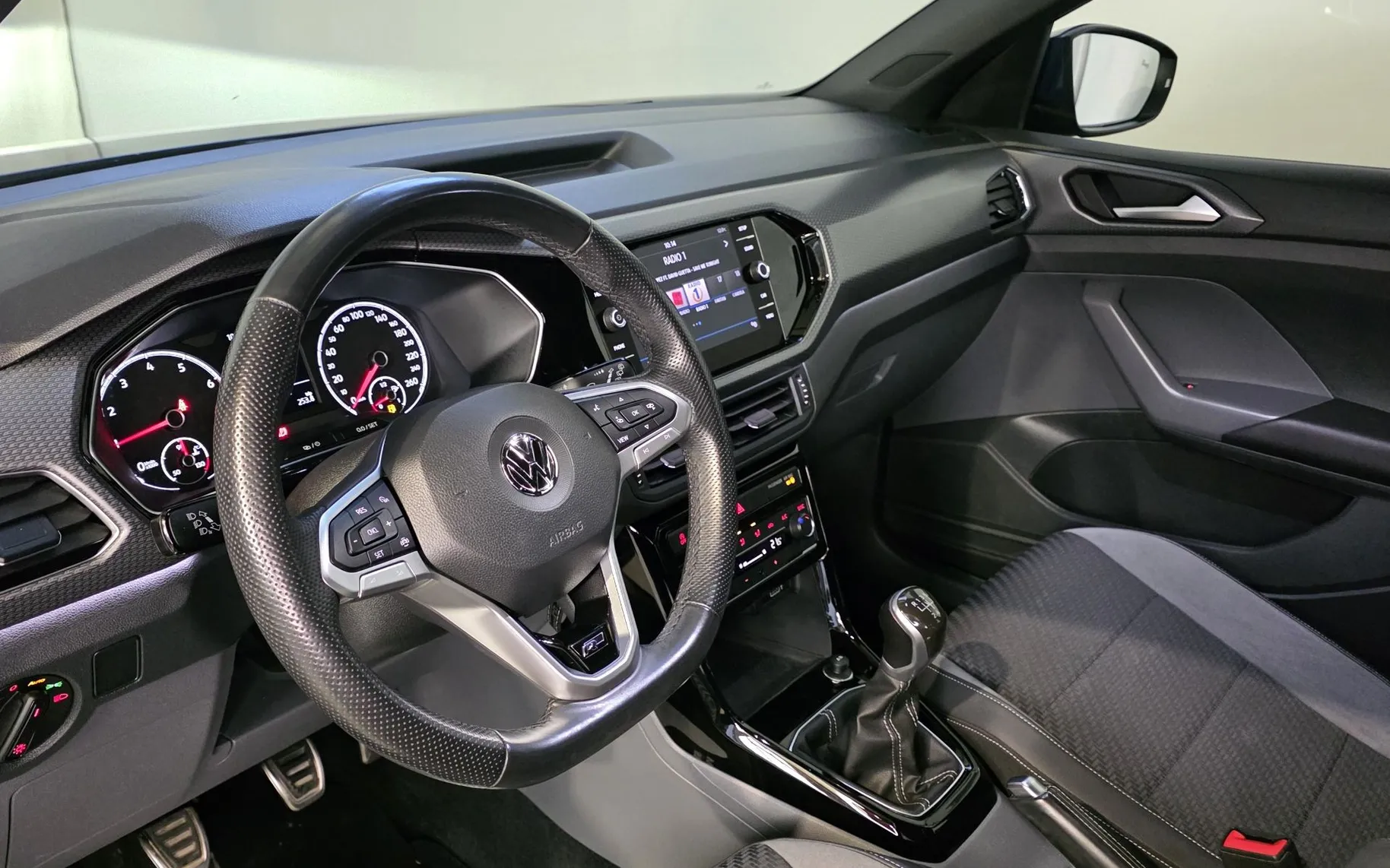 Zunanja slika - Volkswagen T-Cross - 1,0 TSI BMT R-Line 1.LAST SLO LED PDC ALU - 6