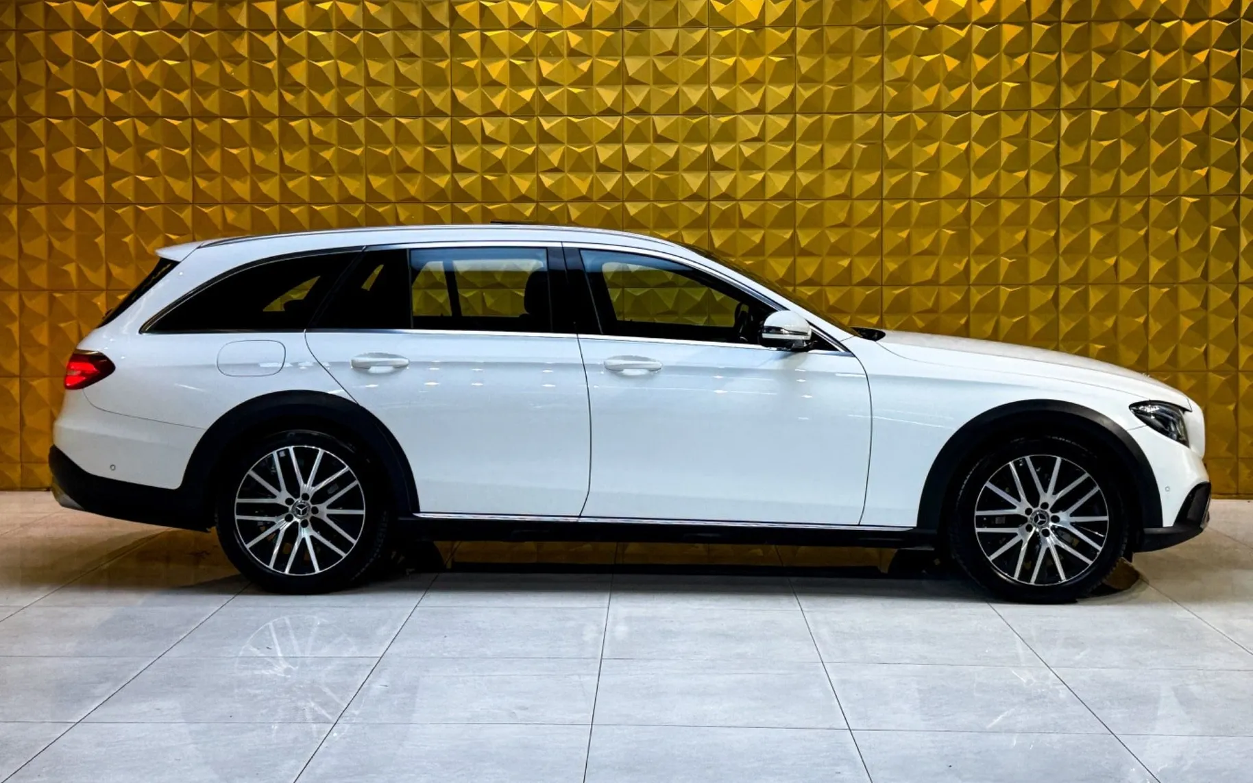 Notranja slika - Mercedes-Benz E-Razred - E400d 4MATIC-All Terrain-ZRACNO-PANO-WIDESCREEN... - 10
