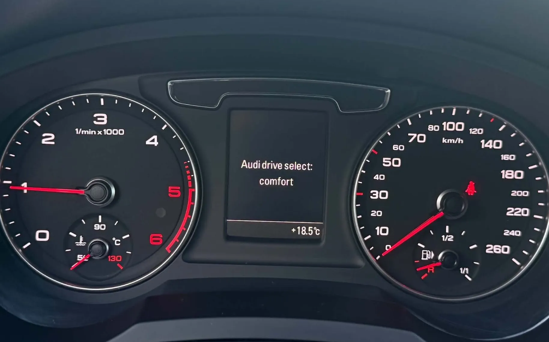 Notranja slika - Audi Q3 - 2.0 TDI-S LINE-XENON+LED-LIZING ZA  TUJCE-NAVI- - 12