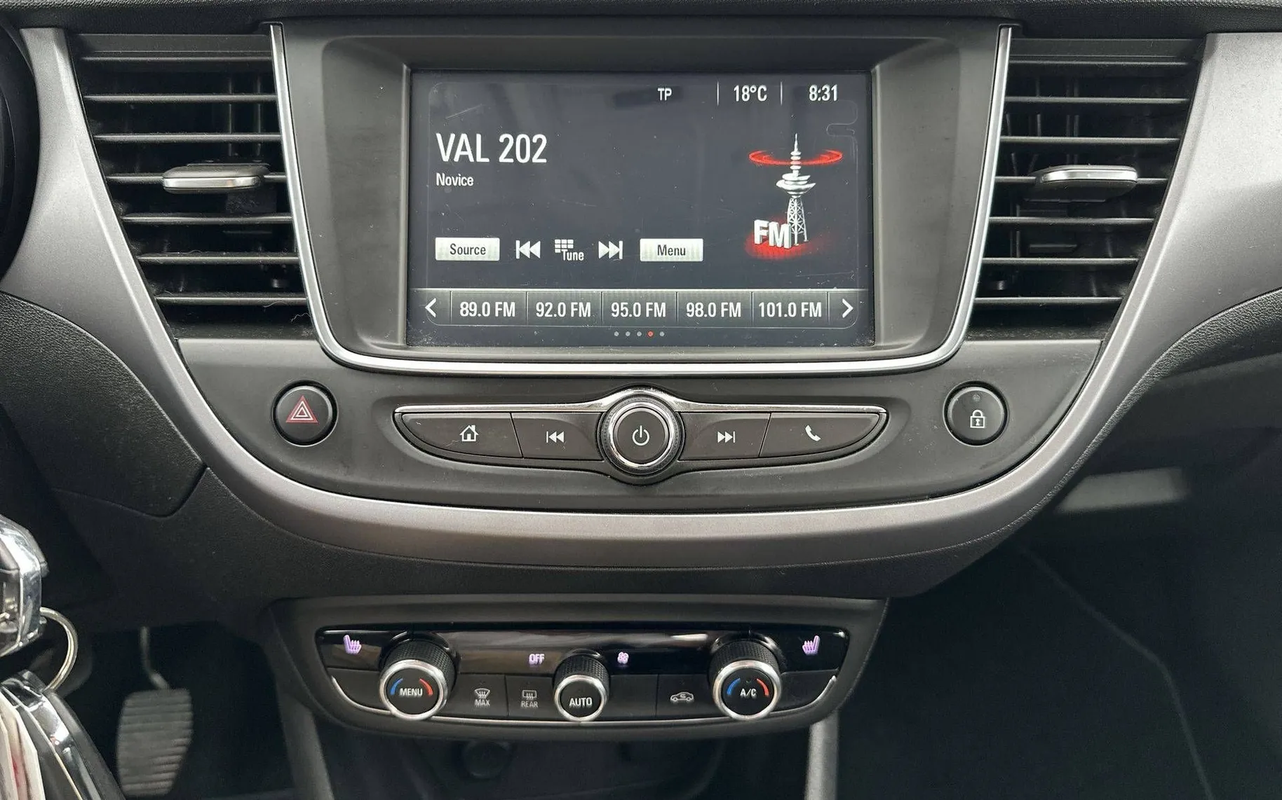Notranja slika - Opel Crossland X - 1.2 Turbo ENJOY - 16