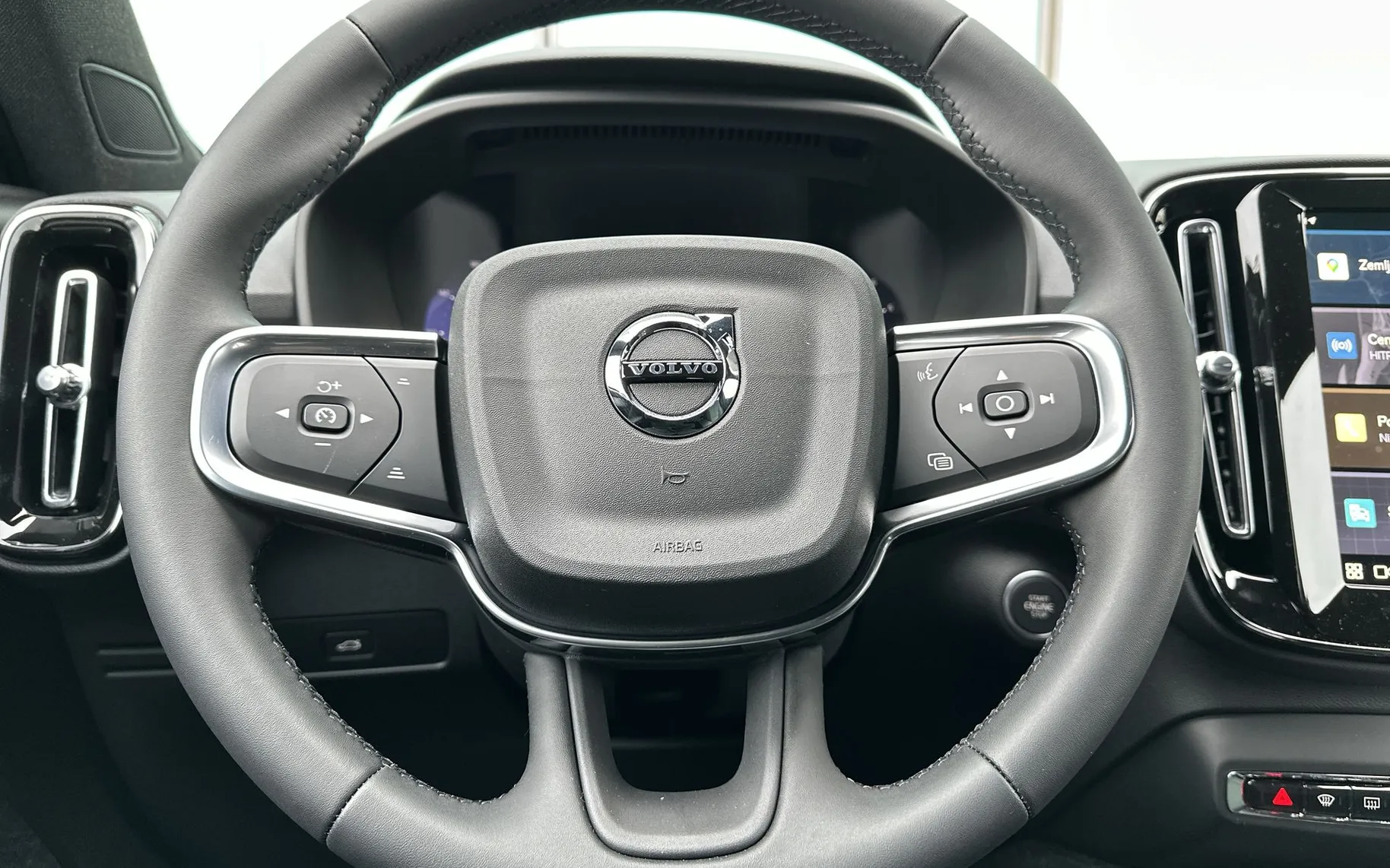 Zunanja slika - Volvo XC40 - B3  P  Plus Black Edition... - 13