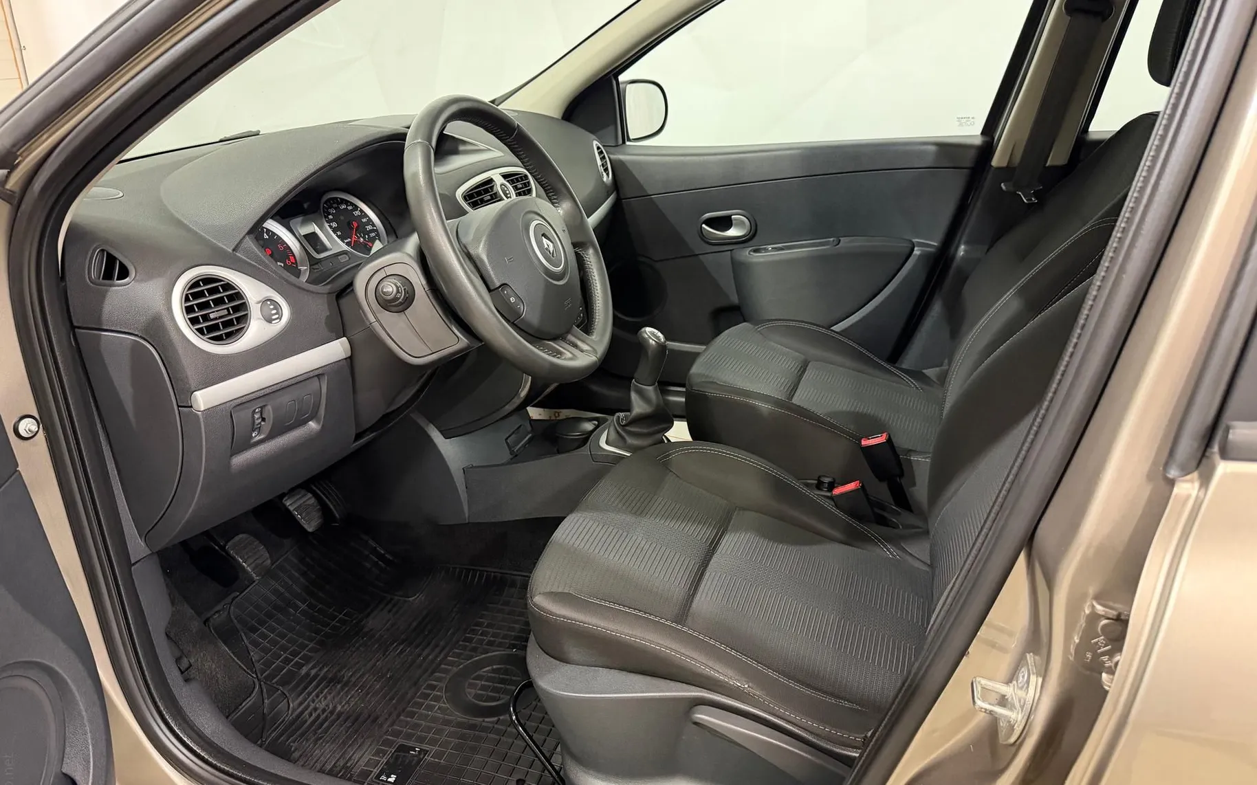 Notranja slika - Renault Clio - Grandtour 1.5 dCi-TEMPOMAT-KLIMA-TRAJNIK - 9