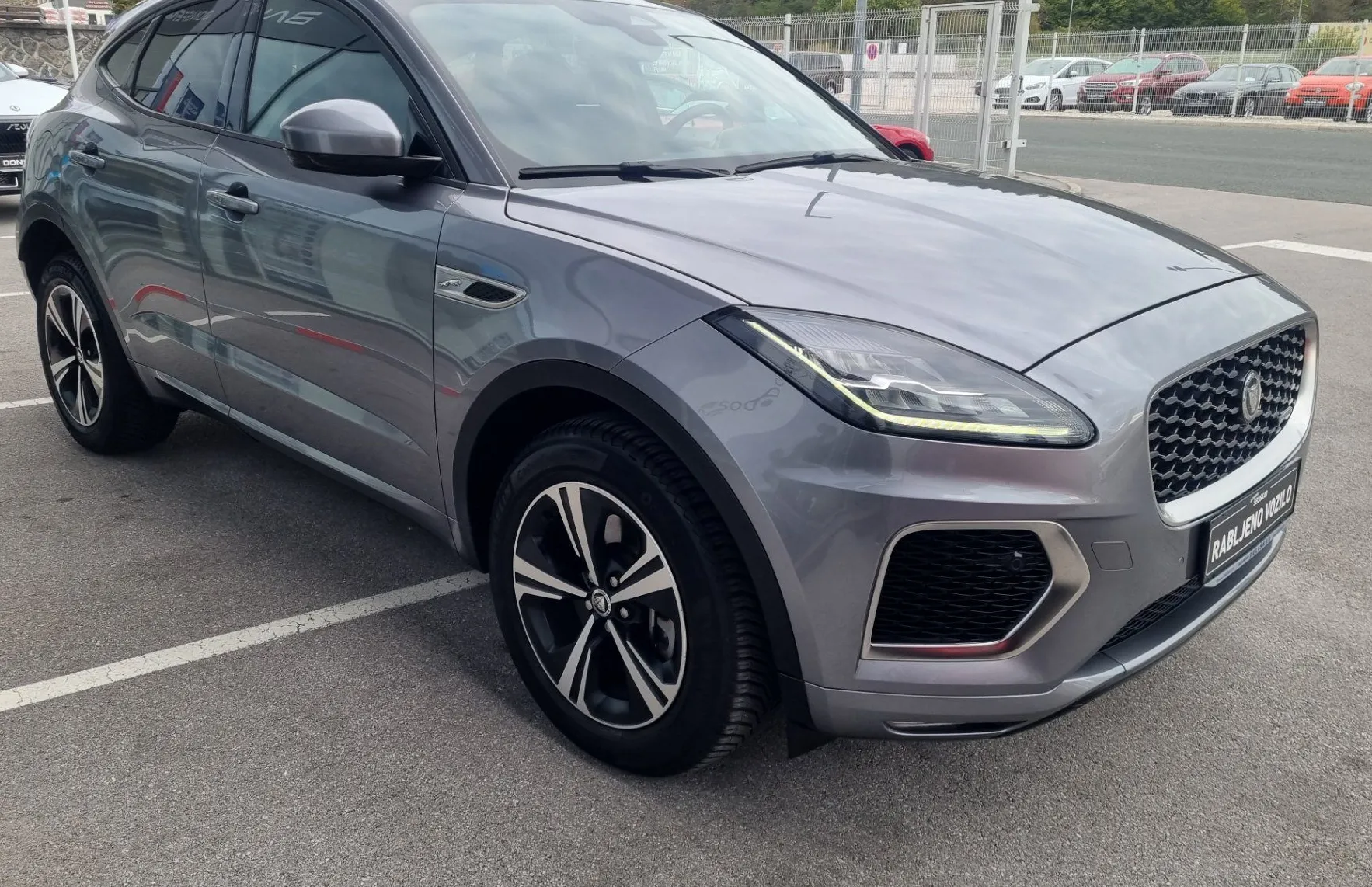 Zunanja slika - Jaguar E-PACE - 2.0 D165 MHEV R-DYNAMIC AWD - AVTOMATIK - ODLIČEN - 4