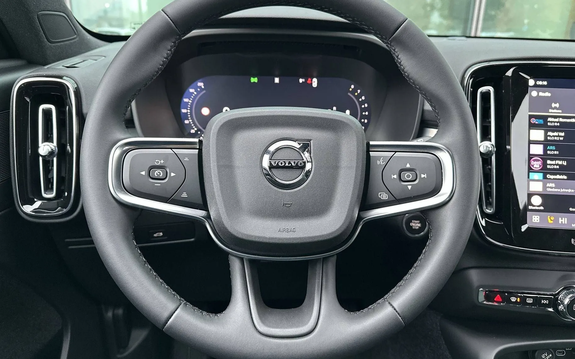 Notranja slika - Volvo XC40 - B3 P Core AT DCT 3 leta garancije + 3 servisi - 14