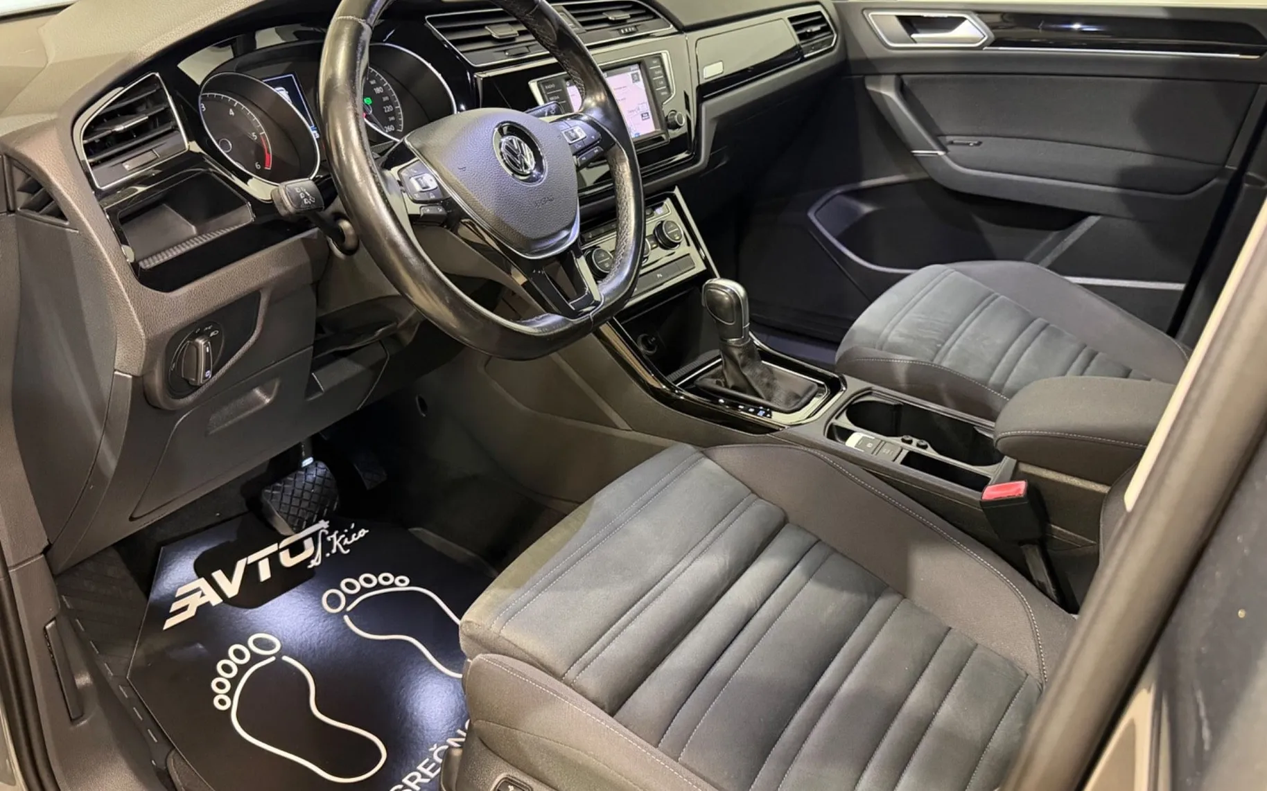 Notranja slika - Volkswagen Touran - 2.0 TDI-R-LINE-DSG-LED-KAMERA-NAVI-PDC-RADAR TEM - 9