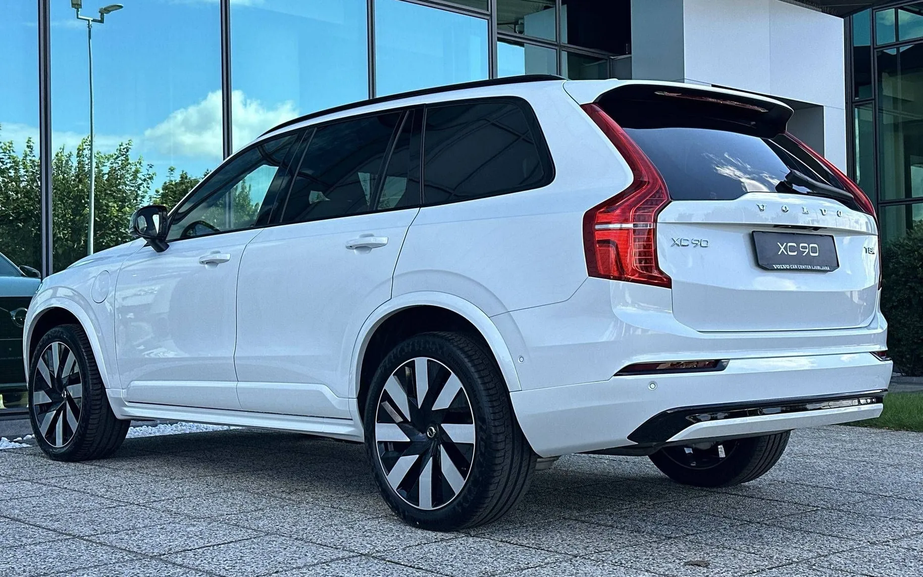 Notranja slika - Volvo XC90 - T8 AWD Ultra Dark 7s 3 leta garancije + 3 servisi. - 7