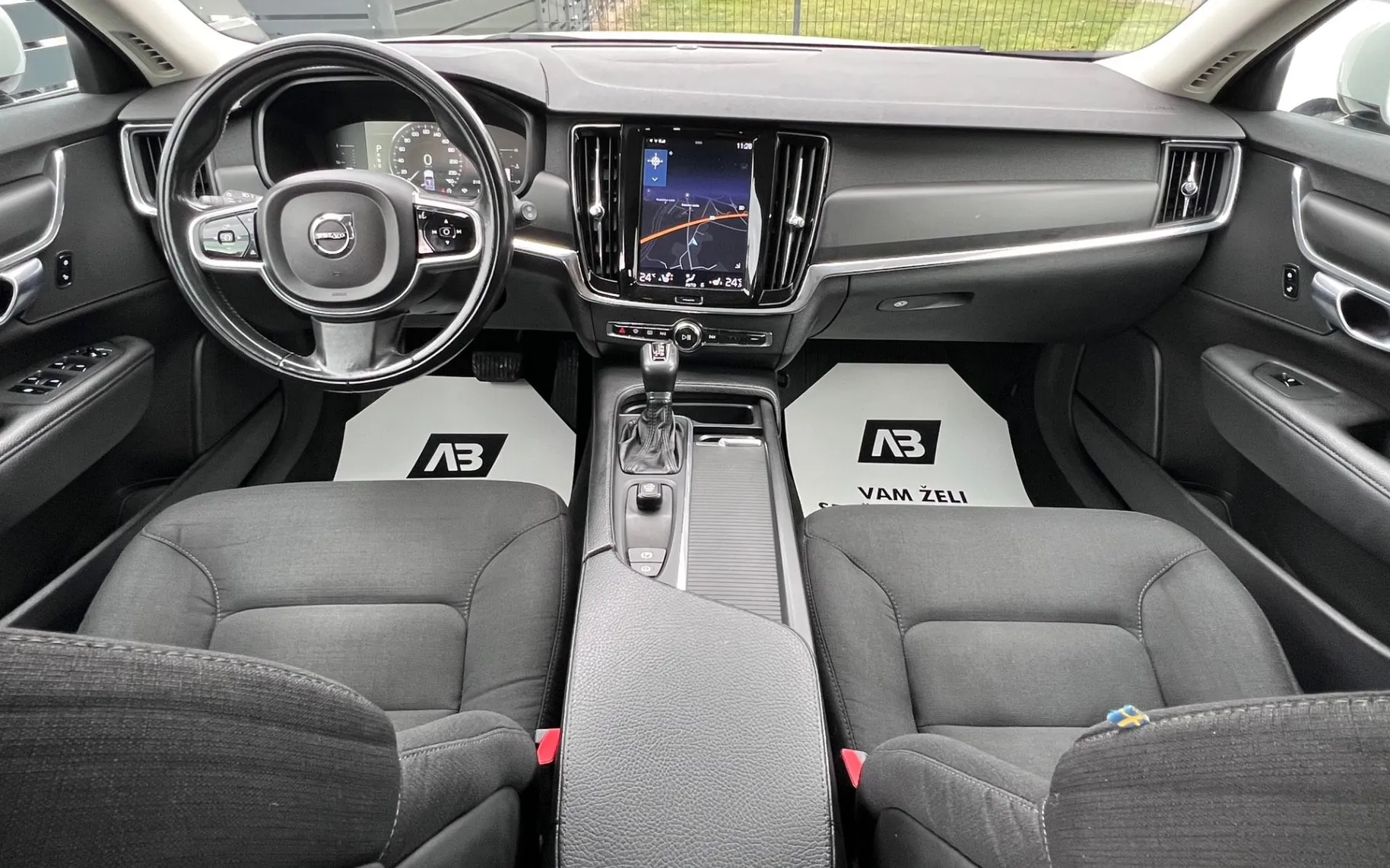 Notranja slika - Volvo V90 - 2.0D+ACC+FULL LED++NAVI+PDC+KLJUKA+NOVE PNEVMATI - 12