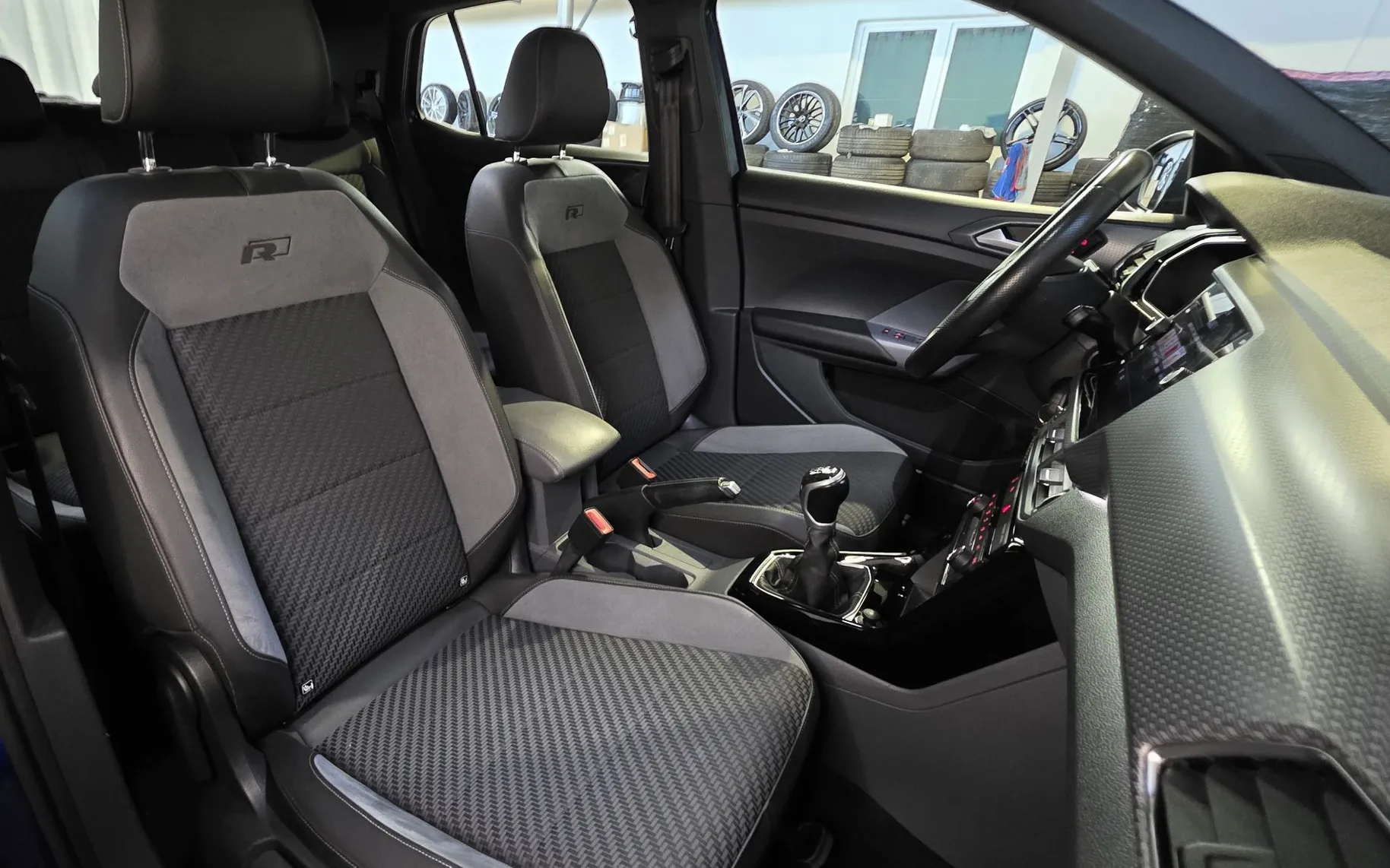 Zunanja slika - Volkswagen T-Cross - 1,0 TSI BMT R-Line 1.LAST SLO LED PDC ALU - 17