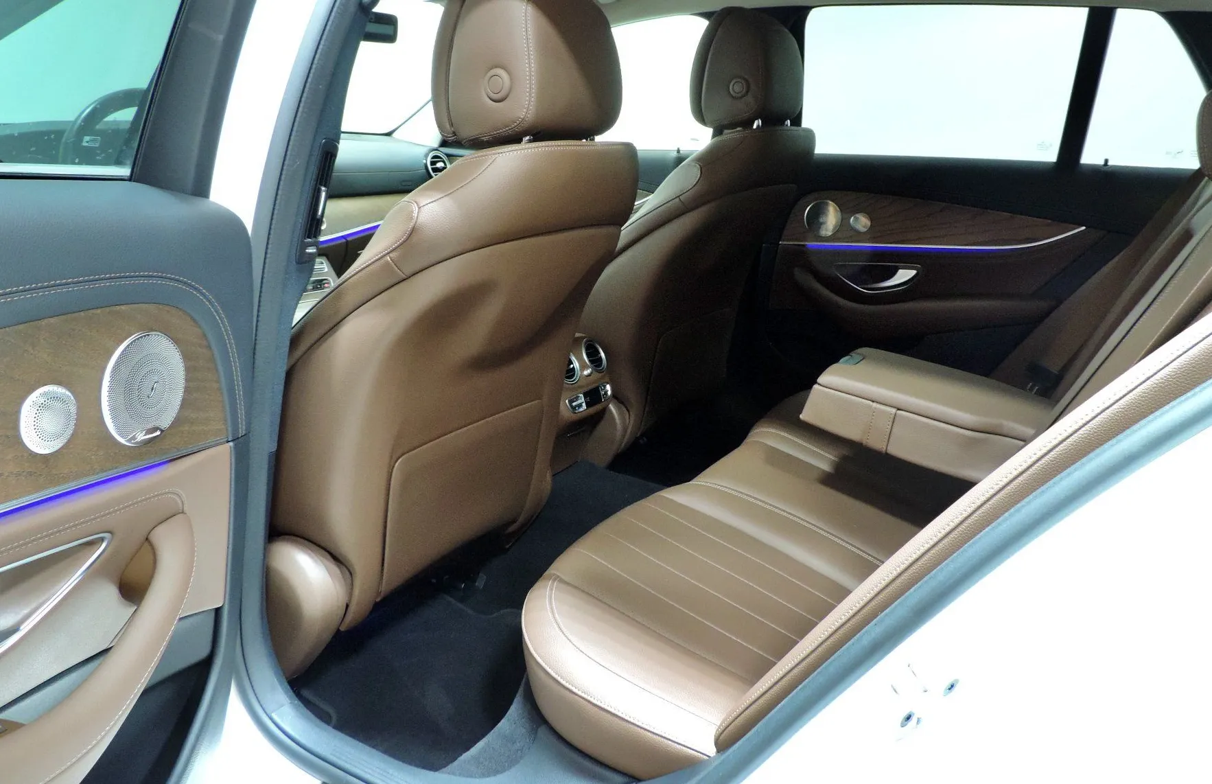 Zunanja slika - Mercedes-Benz E-Razred - E 300 de 4MATIC T  Avt. ACC-360-MRTVI KO - 10
