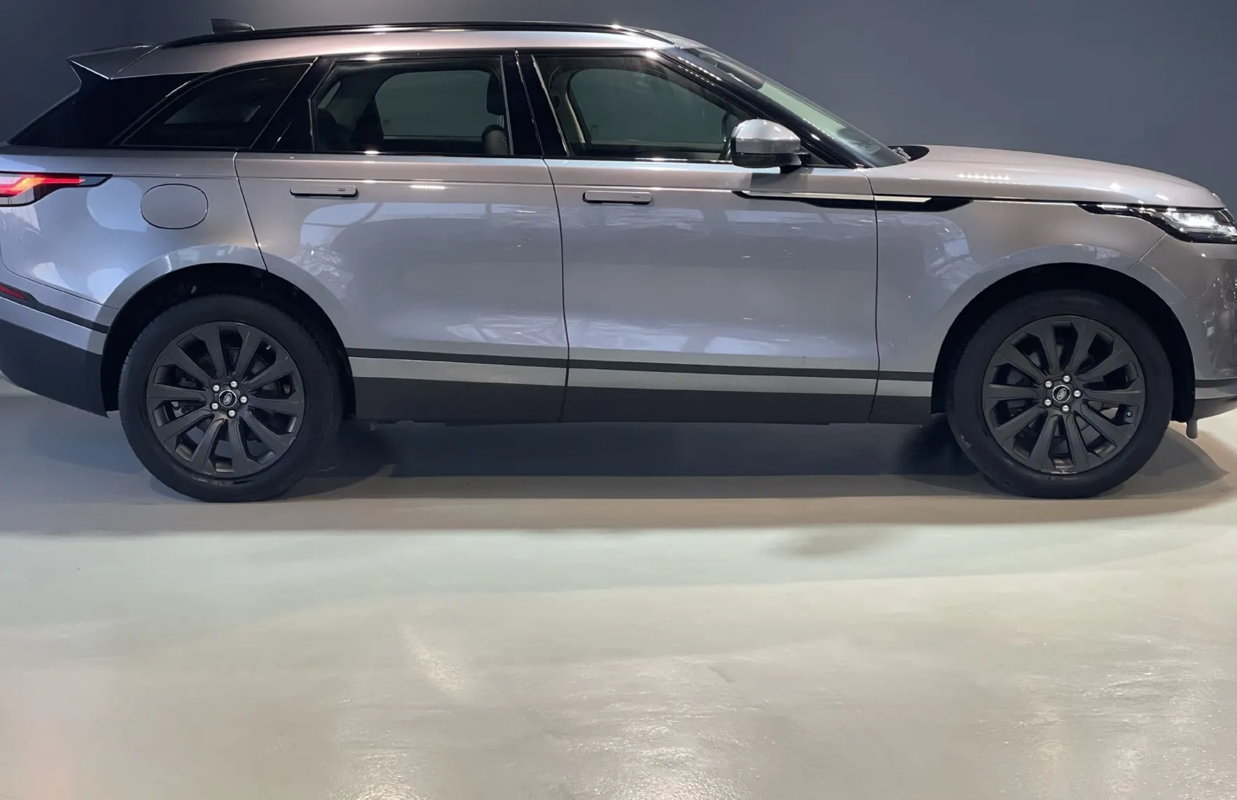 Zunanja slika - Land Rover Range Rover Velar - PANORAMA-ALCANTARA-KEYLESS-NAVI-GRETJE-RADAR-LE - 4