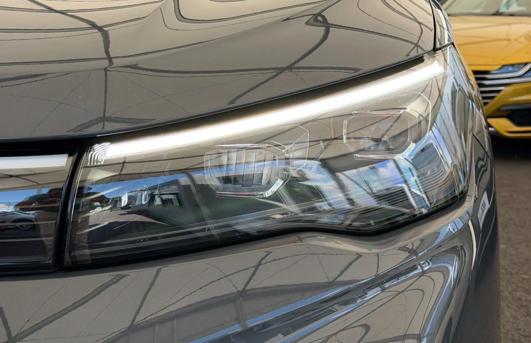 Zunanja slika - Volkswagen Tiguan - 4JOY 2.0TDI DSG SLO 1.Lastnik BLACK STYLE PANORAMA - 3