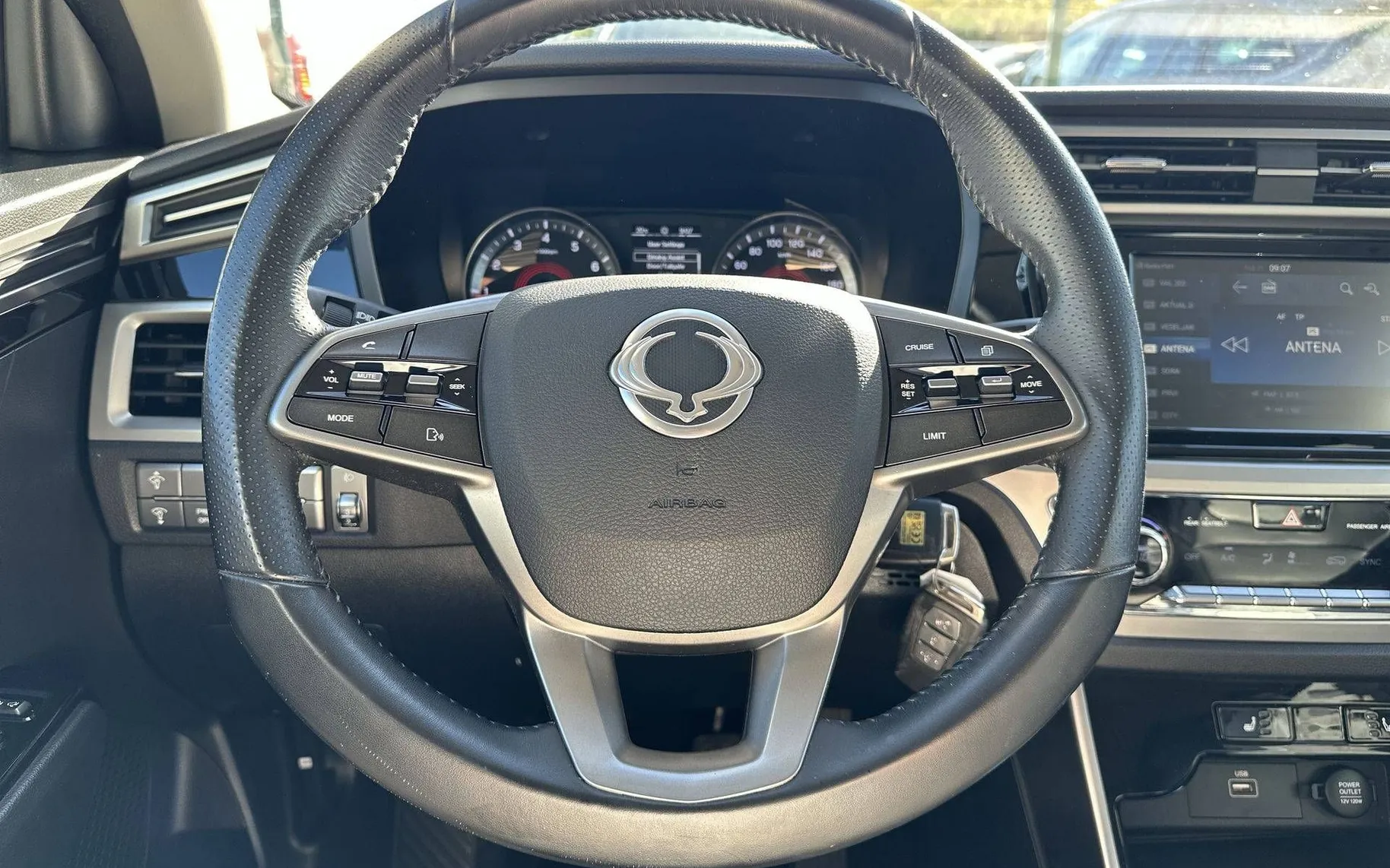 Notranja slika - KG Mobility Korando - 4x4 1.5 T-GDI Exclusive - 14