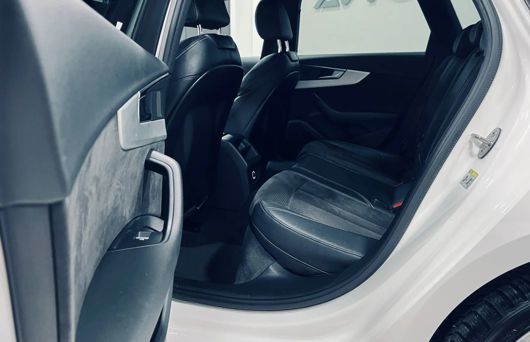 Zunanja slika - Audi A4 - Avant 2.0 TDI S-Line 110  150  PDC-NAVI-ALU18-XENON - 9