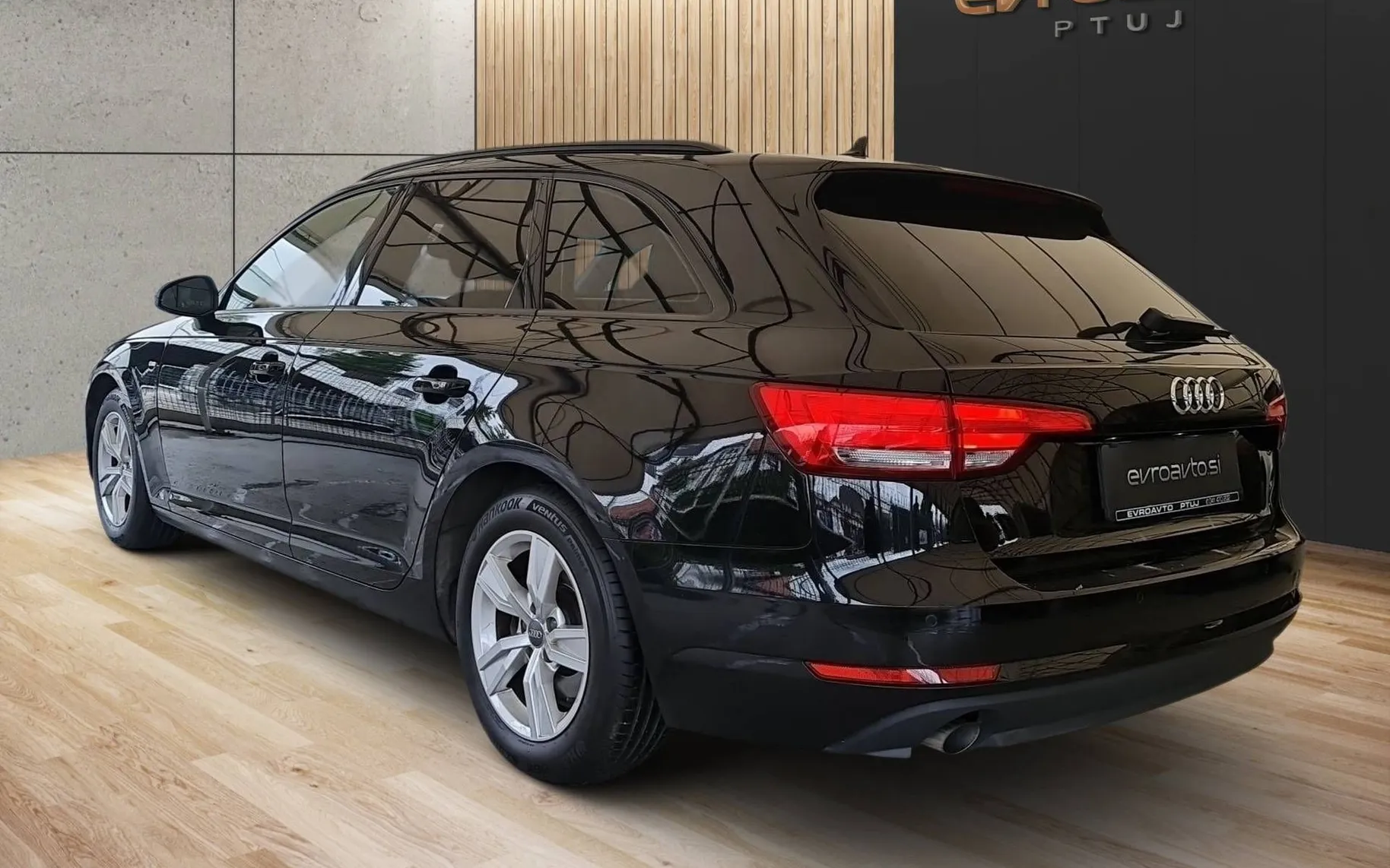 Notranja slika - Audi A4 Avant - 2.0 TDI  S Line•Opravljen veliki servis - 7