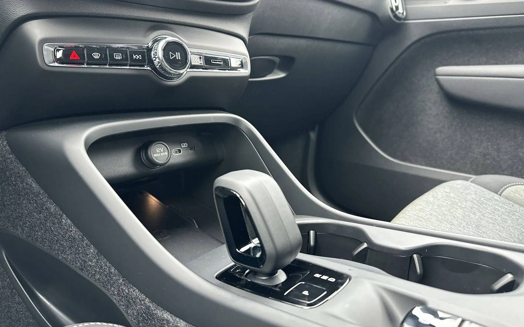 Zunanja slika - Volvo XC40 - B3 P Core AT DCT... - 18