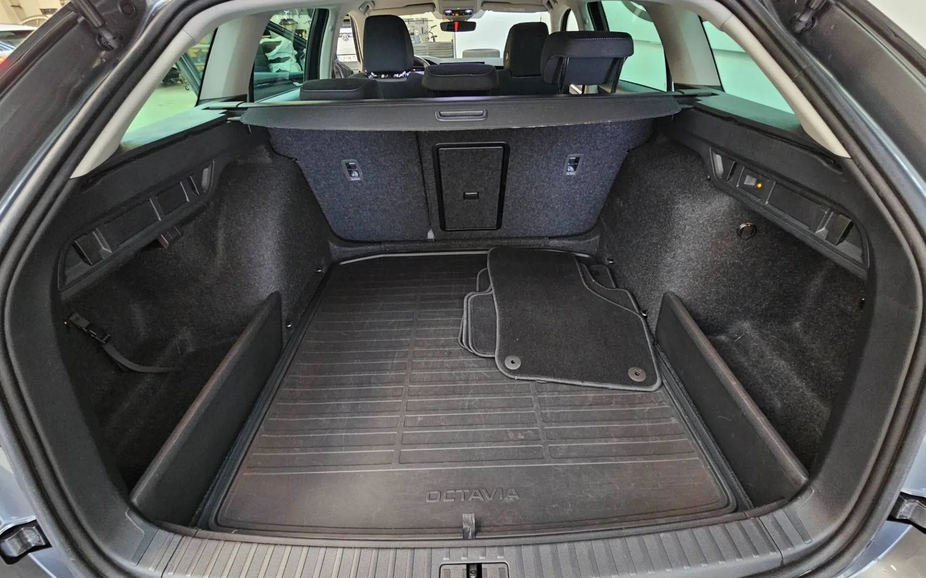 Notranja slika - Škoda Octavia - Combi 1.5 TSI mHEV Anniversary Edition DSG - 10