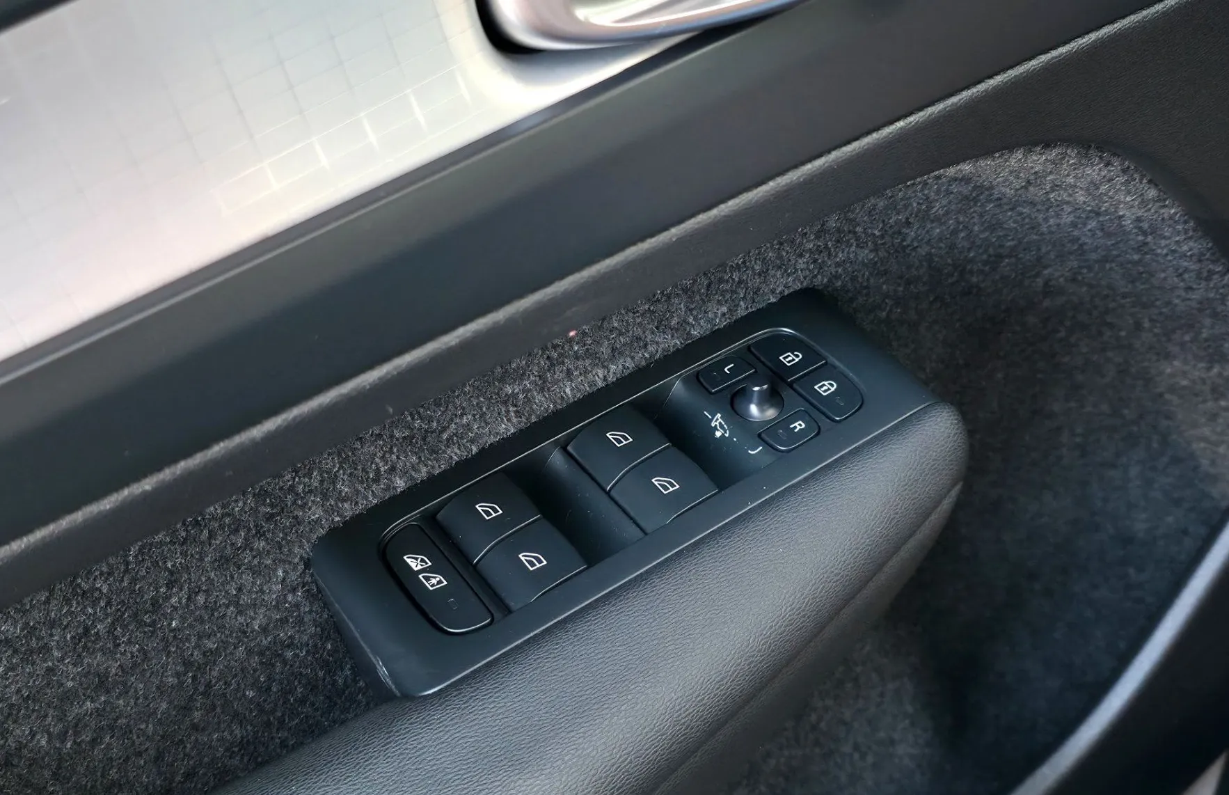 Zunanja slika - Volvo XC40 - B3P Core AT FULLED•TEMP•LANE•VIRTUAL•KEYLESS•17C• - 14