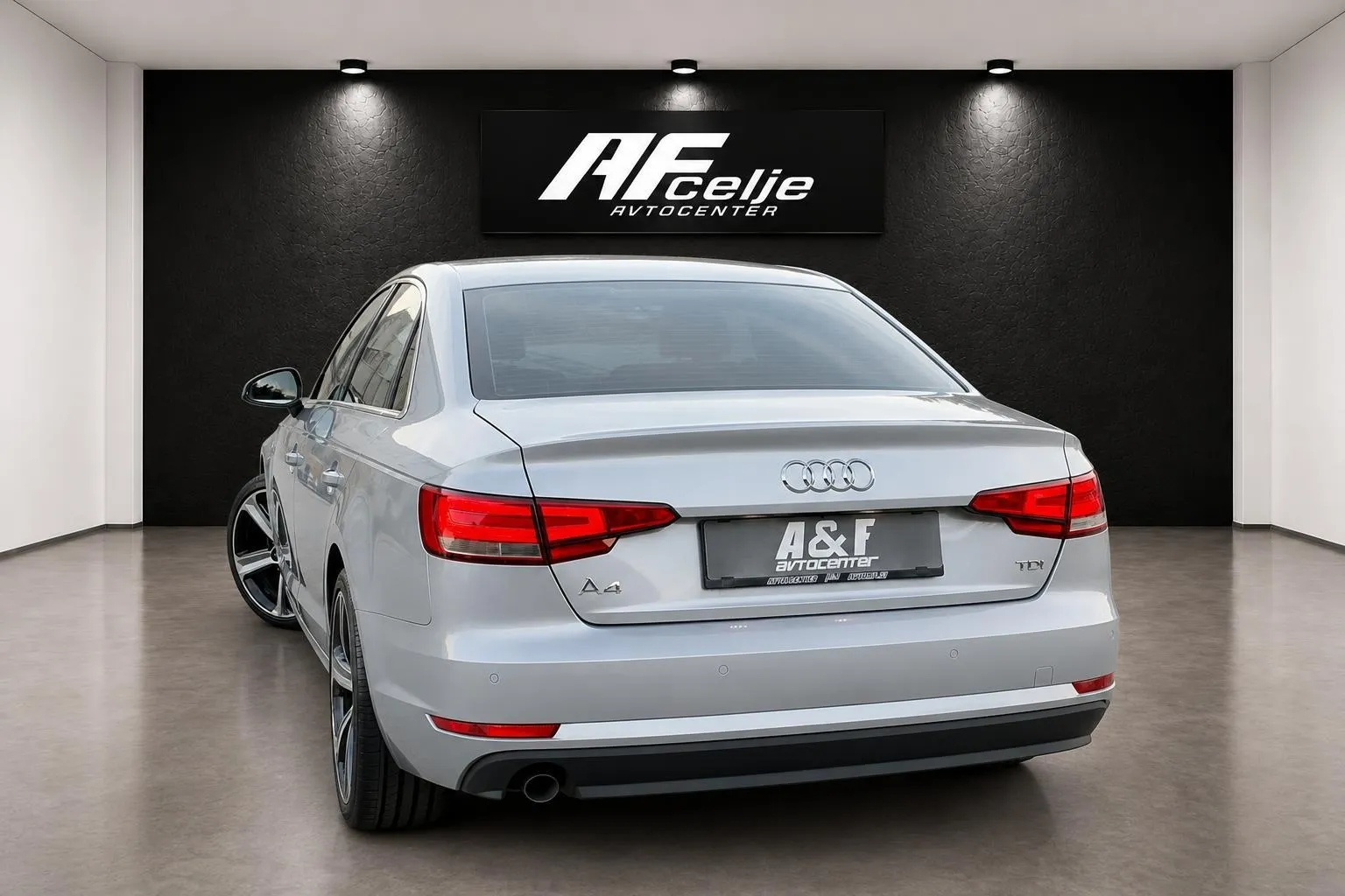 Notranja slika - Audi A4 - 2.0 TDI-1 LASTNIK-177.000km-LIZING ZA TUJCE-NAVI- - 7
