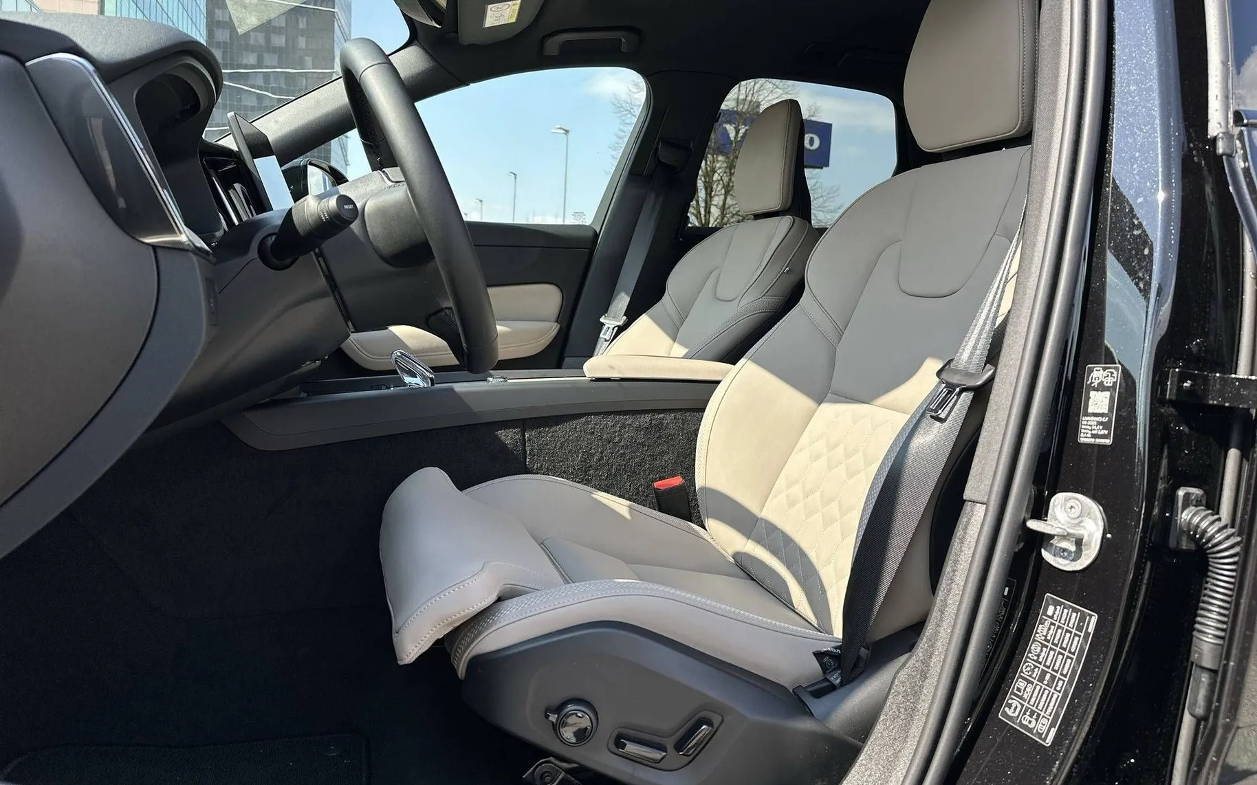 Notranja slika - Volvo XC60 - B5 P AWD Plus Dark Avt - 10
