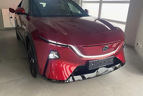 Zunanja slika - Mazda CX-6e - 258ps RWD TAKUMI 21 col ČRNO USNJE - 2