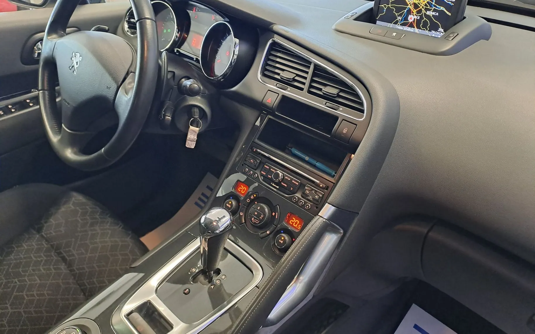 Notranja slika - Peugeot 3008 - 1.6 e-HDi 115 AVT. KOT NOV-KREDIT BREZ POLOGA - 7