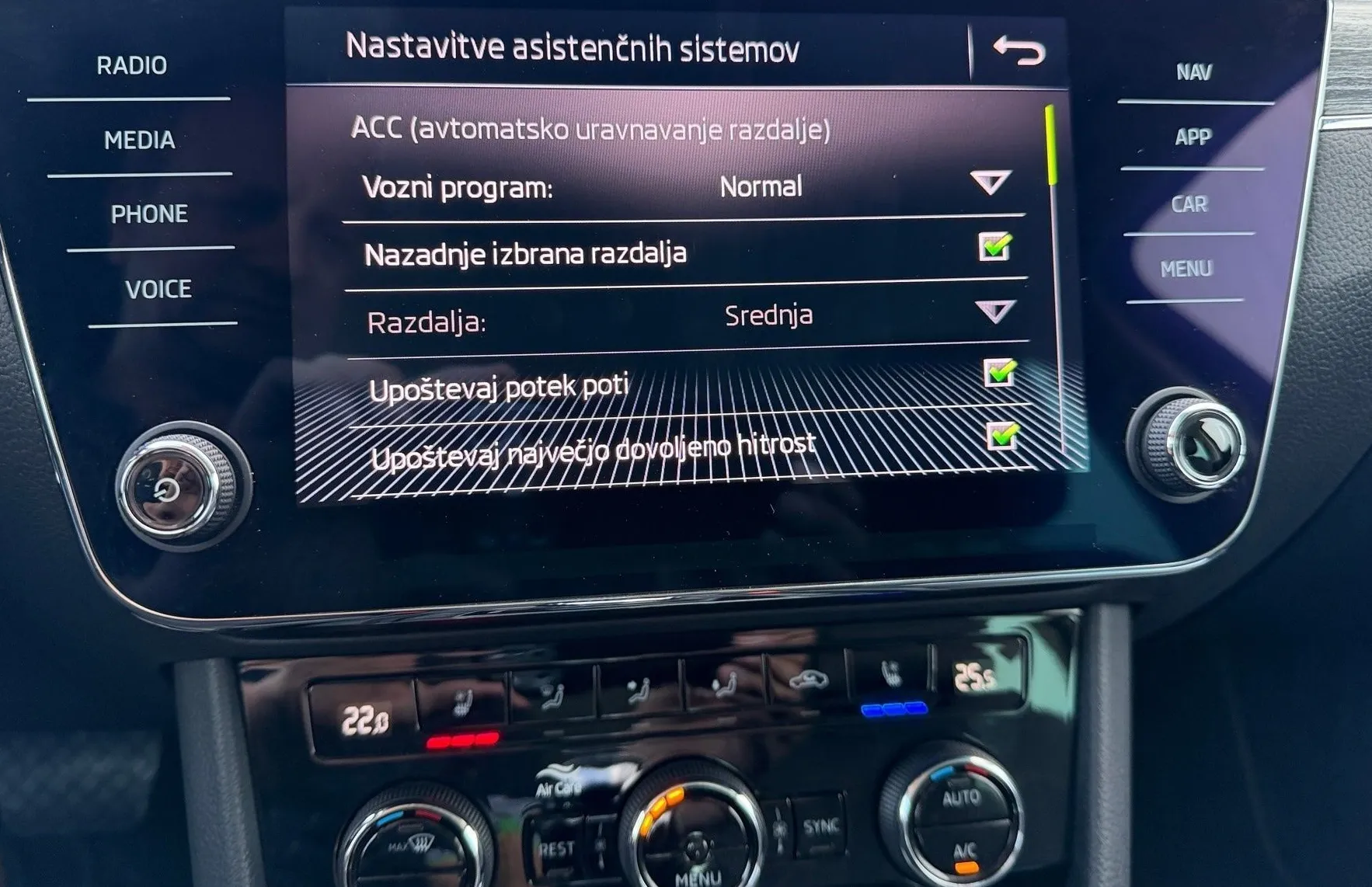 Zunanja slika - Škoda Superb - 2.0 TDI Style Combi DSG ... - 18