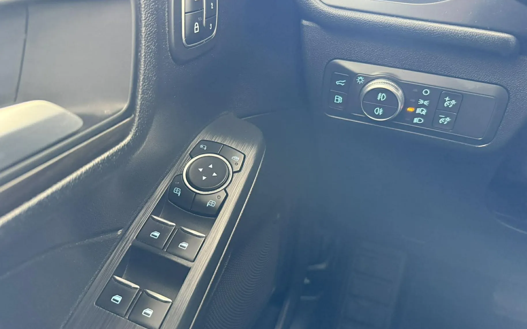 Notranja slika - Ford Kuga - 2.5 Vignale.NEMŠKI+4ALU.KAMERA.PANORAMA.KLUKA.LED - 11