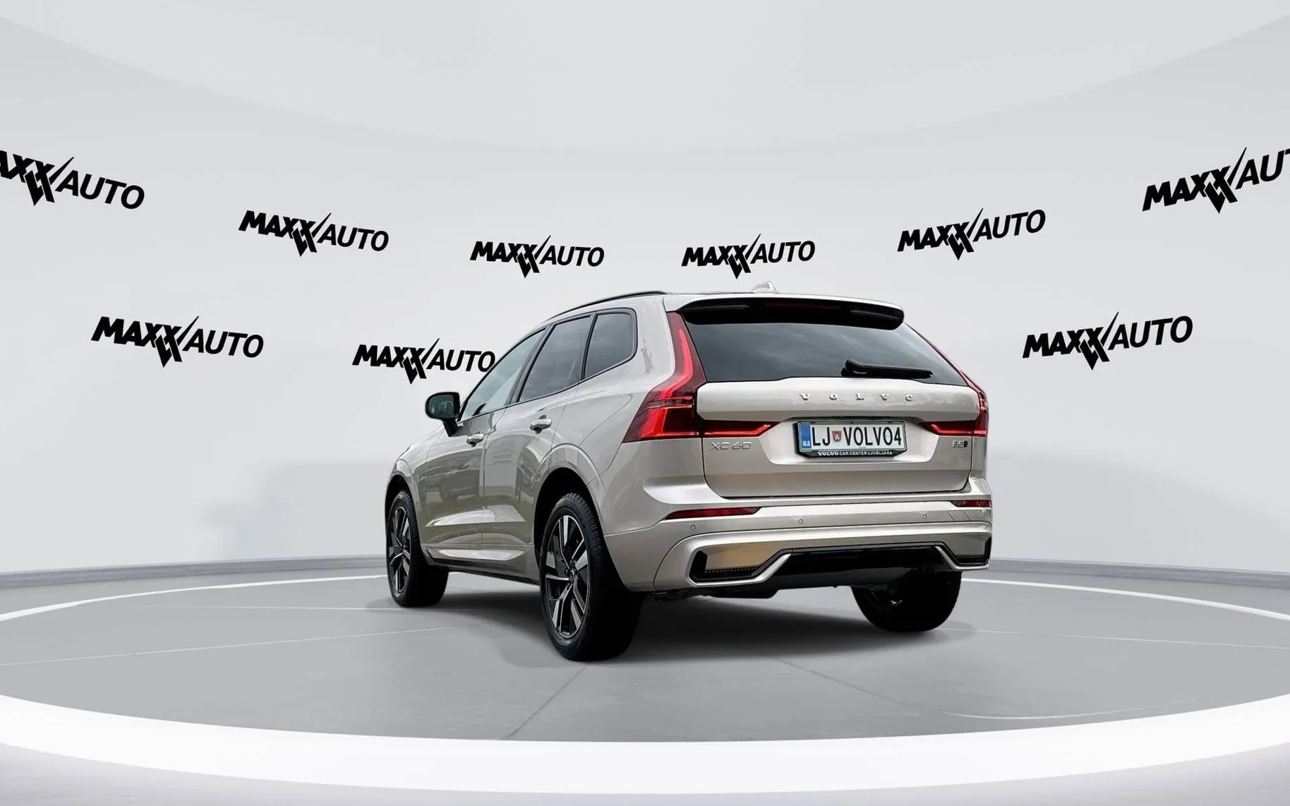 Notranja slika - Volvo XC60 - B5 P AWD Plus Dark Avt. - 7