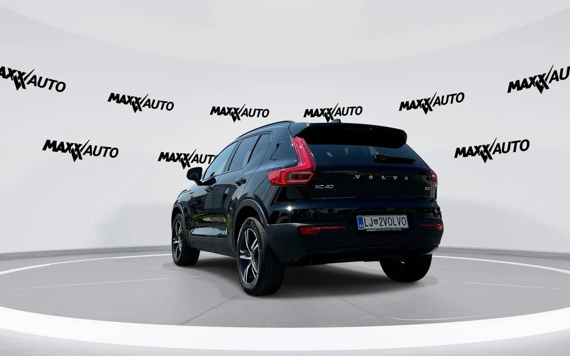 Notranja slika - Volvo XC40 - B3 P Plus Dark Avt. - 7