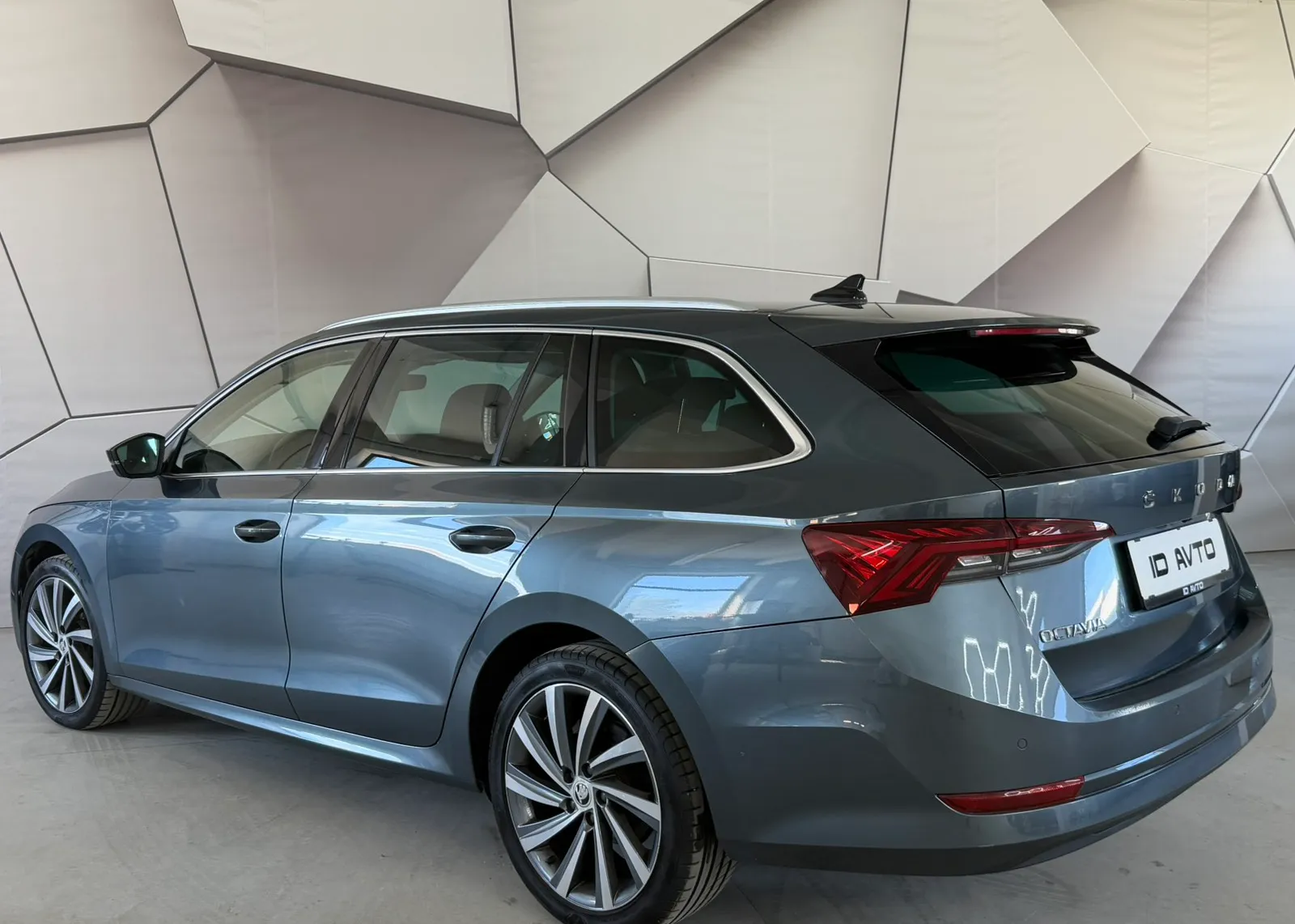 Zunanja slika - Škoda Octavia - Combi 2,0 TDI L&K DSG - 2
