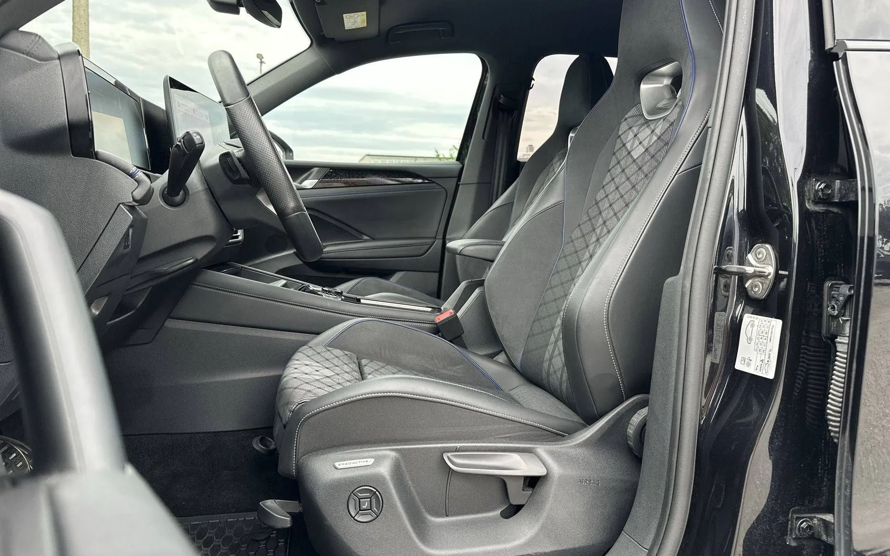 Notranja slika - VW Tiguan - 4motion 2.0 TDI BMT R-Line DSG - 10
